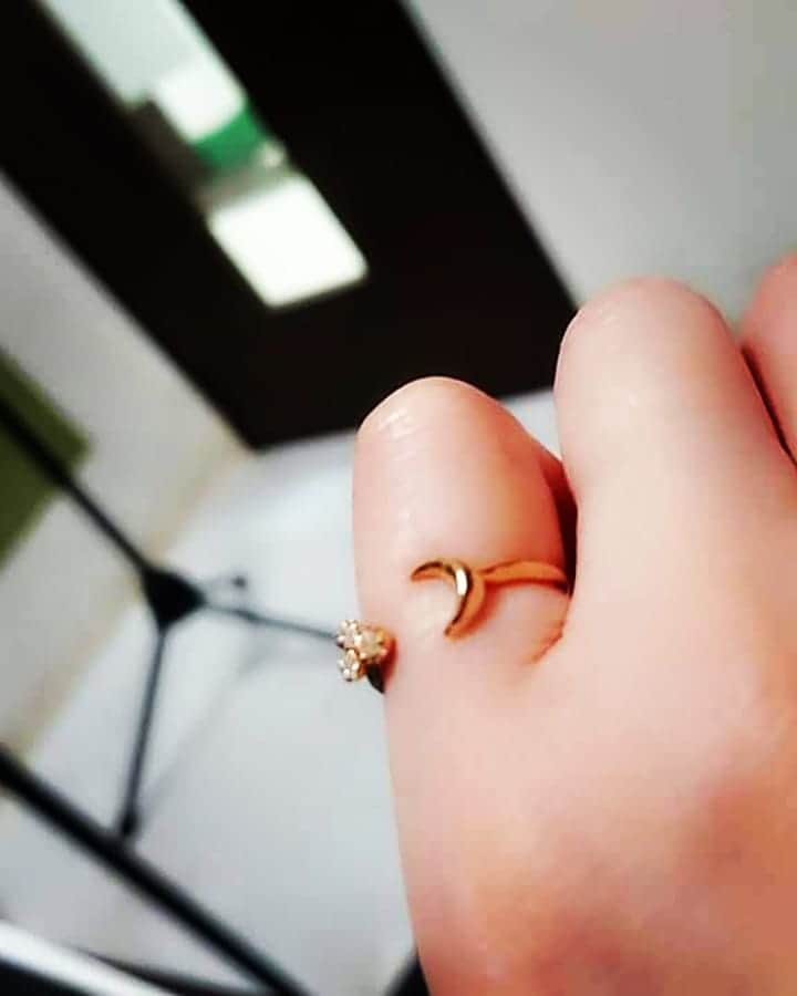 常世晶子さんのインスタグラム写真 - (常世晶子Instagram)「ソラカツキカ歌練＆さとこちゃんに月の指輪をプレゼント🎁  お誕生日おめでとう！！！ 散々悩んで買った指輪だから、喜んでくれて良かった💗  #ソラカツキカ  #私 が #空 で #さとこちゃん が #月  #親愛なる彼女へ」4月26日 19時44分 - tokoyo_shoko
