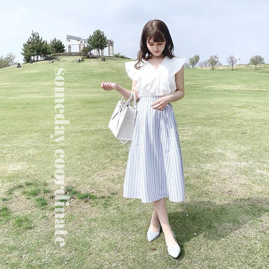 五十嵐茉優さんのインスタグラム写真 - (五十嵐茉優Instagram)「ㅤ #まうしふく 👒 ㅤ tops & skirt  #miia  bag  #lerevevaniller  pumps  #bridgetbirkin  ㅤ @miia_official のブラウスとスカートの #リネンセット おろしました🕊💎 17通りもある中から選べるセットで セットアップで1万円切ってるの（ ; ; ）♡ 沢山の中から選べて安いのうれしい！ ㅤ ライトブルーのストライプのスカートが 個人的にとってもツボでかわいい♡！ ブラウスも袖にボリュームがあって 腕が細見えするのありがたいです(´～`) ㅤ 何回か紹介してる #ヴィーナスカーブ  の良さ？をもっと知りたい って言ってくれた子がいたので 私なりにまとめてみました🤔💭💭 2枚目の画像を見てみてね！ ㅤ #ミーア #セットアップ #きょコ #いつコ #ootd #outfit #cordinate #春コーデ #夏コーデ #ray公認インフルエンサー #larmedolls #かわ育 #fasmees #ミモレ丈スカート #ブラウス #お洒落好き #骨盤矯正 #加圧式ガードル」4月26日 19時45分 - mau08us