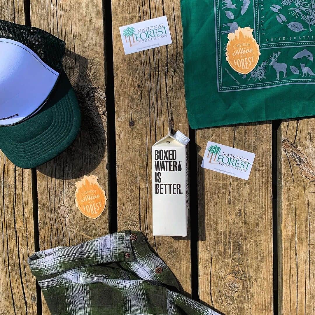 のインスタグラム：「Who’s ready to celebrate Arbor Day 🌲We are! We’ve teamed up with our best friends at the National Forest Foundation for an awesome GIVEAWAY. Here’s how to enter: 1. Follow @boxedwater and @nationalforests on IG 2. Comment how you’re celebrating Arbor Day 🎉 And... BONUS! for every comment this post gets, we will plant 2 trees 🌲🌲 We’ll randomly select 2 winners to receive a 3 month supply of Boxed Water & NFF swag. Giveaway ends 4/26 @11:59pm PST  #Giveaway #NationalForest #BetterPlanet #BoxedWater #BoxedWaterIsBetter #ArborDay #Trees」