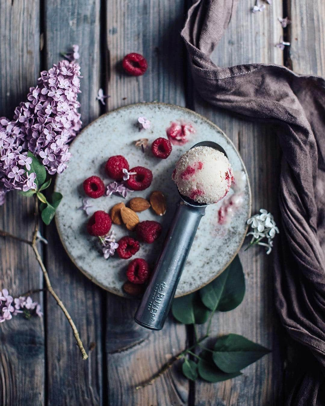 Our Food Storiesさんのインスタグラム写真 - (Our Food StoriesInstagram)「It almost felt like summer here the past days, so we‘ve been totally craving our favorite ice-cream 😋 Get this delicious cashew-coconut ice-cream recipe with rhubarb and raspberries on the blog, link is in profile 🍧 #ourfoodstories  ____ #icecreamlove #icecreamrecipe #veganicecream #lilacs #springmood #simplejoys #fellowmag #verilymoment #diewocheaufinstagram #theweekoninstagram #gatheringslikethese #foodphotographer #foodstylist #germanfoodblogger #huffposttaste #sweetfood #summerrecipes」4月26日 19時46分 - _foodstories_