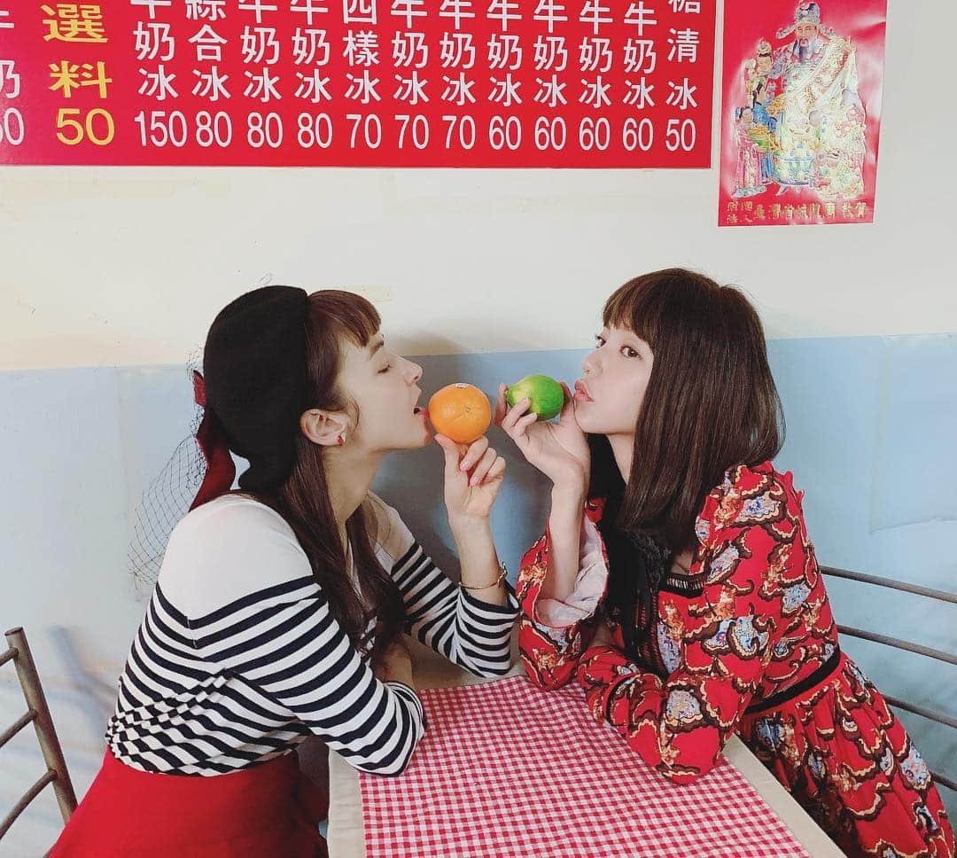 パフ・クオさんのインスタグラム写真 - (パフ・クオInstagram)「橘子🍊與檸檬🍋  @aswelikeit2020  #羅琳 #花咲了女孩 #蕾蕾 #aswelikeit #orange #lemon #girl #ximenting」4月26日 19時47分 - aohsuehfu