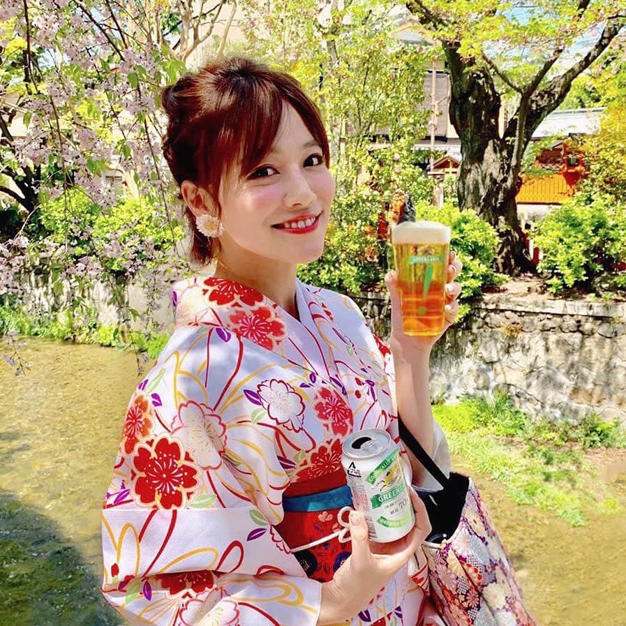 石井里奈さんのインスタグラム写真 - (石井里奈Instagram)「こんばんは😚✨❣️ . 週末の京都は本当にいいお天気😆⭐️ . あったかいと外でお酒飲みたくなりますよね🥰❣️ ということで大好きないつもお家でも飲んでる淡麗グリーンラベルで乾杯🍻💕 . 糖質７０%オフで、ビールに近いおいしさと飲みやすさ🥺❣️ リニューアルしてさらに美味しくなってて驚きのビックリマーク❗️笑 . グリーンラベルだけに、緑の綺麗な素敵な景色の中でのむ休日お酒、最高に美味しかった〜🙆‍♀️✨💕（憧れのグリーンラベルのCM風にしてみました笑） . 新しい淡麗グリーンラベル是非飲んでみてね😆💕✨GWもお外で美味しくお昼から飲みたいなぁ😋😋 . #グリーンラベル #このおいしさは発明です #糖質オフ #淡麗グリーンラベル #キリンビール #PR  #京都 #kyoto #京都観光 #kimono #ビール女子 #ビール好き #着物 #nature #自然 #緑 #green #グルメ #りなまるグルメ #休日の過ごし方 #休日 #holiday #旅行 #travel #京都旅行 #京都ぶらり」4月26日 19時59分 - ri7tin1025