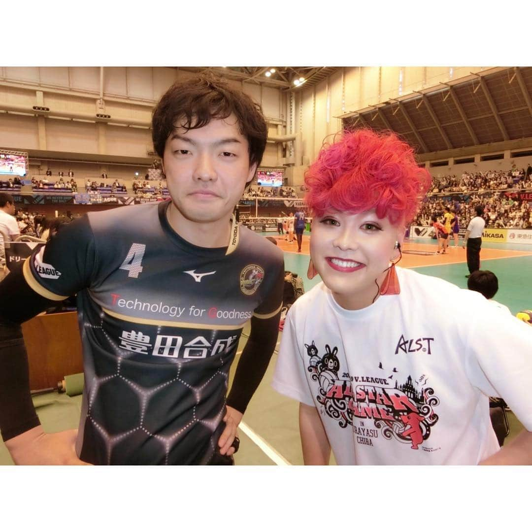 ぺえさんのインスタグラム写真 - (ぺえInstagram)「自分自身で考え実現する時代🌈 #Vリーグ#オールスターゲーム #男子もリポーターとして参加させて頂きました #女子に引き続き試合にも出させて頂きました #やっぱり全員がひとつになって楽しめるスポーツっていいですね #バレーボールはひとつのボールを仲間と団結して繋ぐスポーツ #チームの中の1人でも気持ちが切れたら成立しない #全員が同じ方向を向いて足並みをそろえて相手に向かっていく #対戦相手がスマホやテレビ画面の中ばかりにいる時代 #それも楽しいけれどより人と触れ合うスポーツは多くの学びがあると思う #久々に男子バレーに関わり学生時代の部活の記憶が蘇りました #私はバレーボールを通して人間関係の築き方や付き合い方を学ぶことができました #学生時代は仲間や指導者に納得できないこともありました #でも社会に出てからあの時厳しくされてきたことがすごく役立っています #社会に出て何年かしてやっとあの時やってきたこと全てに納得できている自分がいます #あんなに厳しい環境でやってこれたことへの自信 #様々なタイプの人への対応 #大人になって学生時代のバレーボールの経験が活きています #厳しい環境は大切でも体罰は絶対にダメ #愛のある体罰なんてない #もうそんな時代じゃない #まだまだ部活などで体罰に悩んでいる人もいると思います #我慢することはない#勇気が必要かもしれないけれど声をあげよう #強くなることに体罰は必要ない #自分自身がどのくらい本気でその競技に向き合い努力することができるか #体罰なんかなしで自分から考えられる選手が強くなれる #試合で戦うのは監督やコーチじゃない #試合や本番で頭が真っ白になっても勝手に体が動くぐらい自分で考えて努力できた人が勝つ #私はそう思います」4月26日 20時00分 - peey