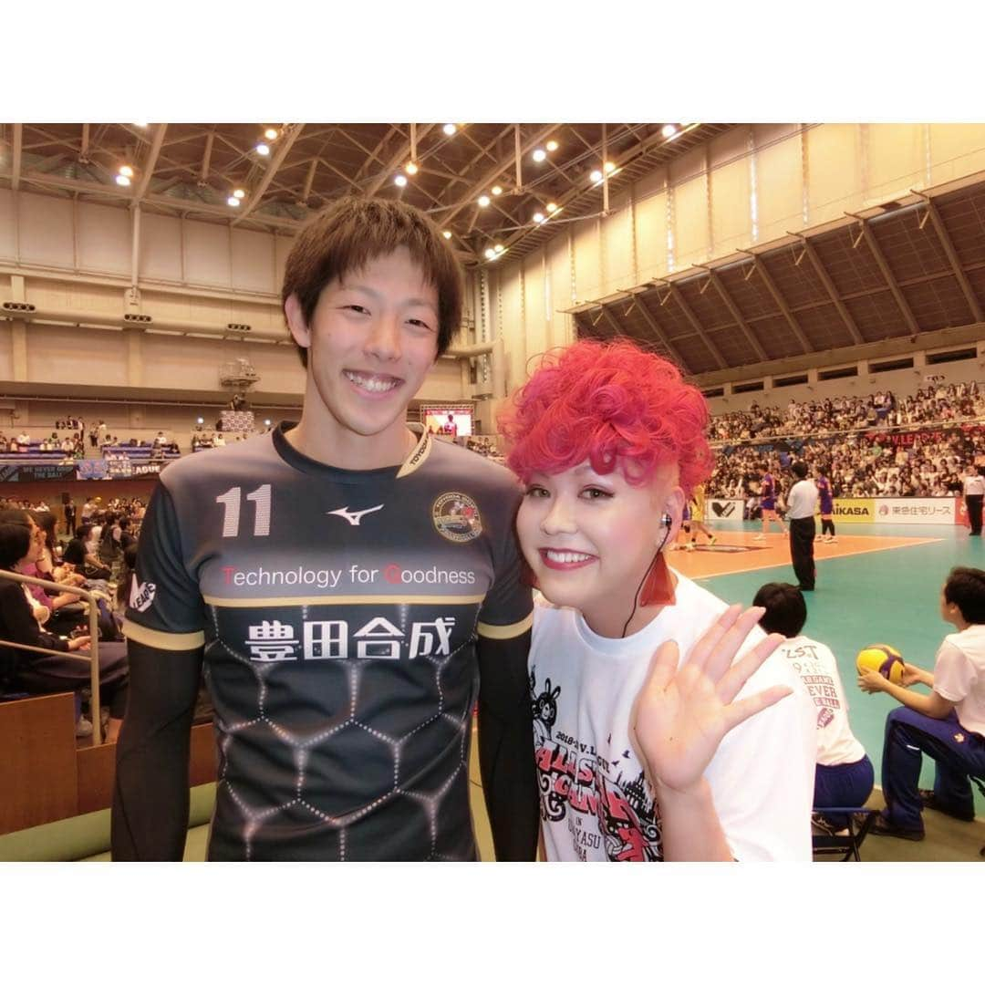 ぺえさんのインスタグラム写真 - (ぺえInstagram)「自分自身で考え実現する時代🌈 #Vリーグ#オールスターゲーム #男子もリポーターとして参加させて頂きました #女子に引き続き試合にも出させて頂きました #やっぱり全員がひとつになって楽しめるスポーツっていいですね #バレーボールはひとつのボールを仲間と団結して繋ぐスポーツ #チームの中の1人でも気持ちが切れたら成立しない #全員が同じ方向を向いて足並みをそろえて相手に向かっていく #対戦相手がスマホやテレビ画面の中ばかりにいる時代 #それも楽しいけれどより人と触れ合うスポーツは多くの学びがあると思う #久々に男子バレーに関わり学生時代の部活の記憶が蘇りました #私はバレーボールを通して人間関係の築き方や付き合い方を学ぶことができました #学生時代は仲間や指導者に納得できないこともありました #でも社会に出てからあの時厳しくされてきたことがすごく役立っています #社会に出て何年かしてやっとあの時やってきたこと全てに納得できている自分がいます #あんなに厳しい環境でやってこれたことへの自信 #様々なタイプの人への対応 #大人になって学生時代のバレーボールの経験が活きています #厳しい環境は大切でも体罰は絶対にダメ #愛のある体罰なんてない #もうそんな時代じゃない #まだまだ部活などで体罰に悩んでいる人もいると思います #我慢することはない#勇気が必要かもしれないけれど声をあげよう #強くなることに体罰は必要ない #自分自身がどのくらい本気でその競技に向き合い努力することができるか #体罰なんかなしで自分から考えられる選手が強くなれる #試合で戦うのは監督やコーチじゃない #試合や本番で頭が真っ白になっても勝手に体が動くぐらい自分で考えて努力できた人が勝つ #私はそう思います」4月26日 20時00分 - peey