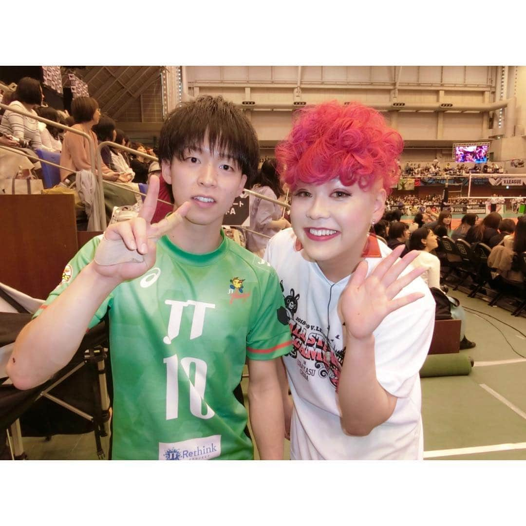 ぺえさんのインスタグラム写真 - (ぺえInstagram)「自分自身で考え実現する時代🌈 #Vリーグ#オールスターゲーム #男子もリポーターとして参加させて頂きました #女子に引き続き試合にも出させて頂きました #やっぱり全員がひとつになって楽しめるスポーツっていいですね #バレーボールはひとつのボールを仲間と団結して繋ぐスポーツ #チームの中の1人でも気持ちが切れたら成立しない #全員が同じ方向を向いて足並みをそろえて相手に向かっていく #対戦相手がスマホやテレビ画面の中ばかりにいる時代 #それも楽しいけれどより人と触れ合うスポーツは多くの学びがあると思う #久々に男子バレーに関わり学生時代の部活の記憶が蘇りました #私はバレーボールを通して人間関係の築き方や付き合い方を学ぶことができました #学生時代は仲間や指導者に納得できないこともありました #でも社会に出てからあの時厳しくされてきたことがすごく役立っています #社会に出て何年かしてやっとあの時やってきたこと全てに納得できている自分がいます #あんなに厳しい環境でやってこれたことへの自信 #様々なタイプの人への対応 #大人になって学生時代のバレーボールの経験が活きています #厳しい環境は大切でも体罰は絶対にダメ #愛のある体罰なんてない #もうそんな時代じゃない #まだまだ部活などで体罰に悩んでいる人もいると思います #我慢することはない#勇気が必要かもしれないけれど声をあげよう #強くなることに体罰は必要ない #自分自身がどのくらい本気でその競技に向き合い努力することができるか #体罰なんかなしで自分から考えられる選手が強くなれる #試合で戦うのは監督やコーチじゃない #試合や本番で頭が真っ白になっても勝手に体が動くぐらい自分で考えて努力できた人が勝つ #私はそう思います」4月26日 20時00分 - peey