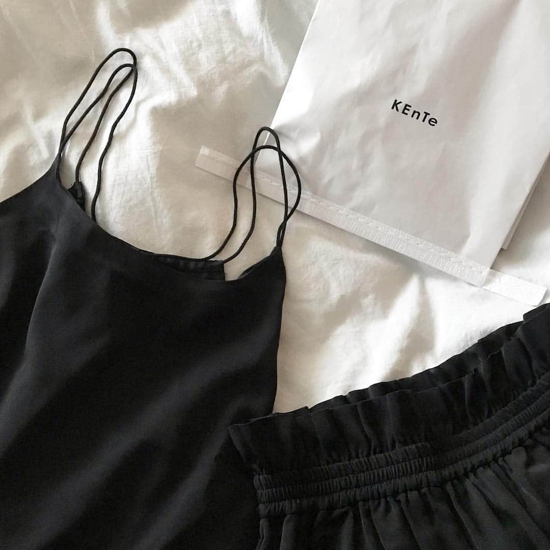 のインスタグラム：「. 届くのを楽しみにしてたルームウェア🛋 かわいいしなめらかな生地で肌触りも良くて、家での時間が楽しくなる〜。 . #KEnTe__」