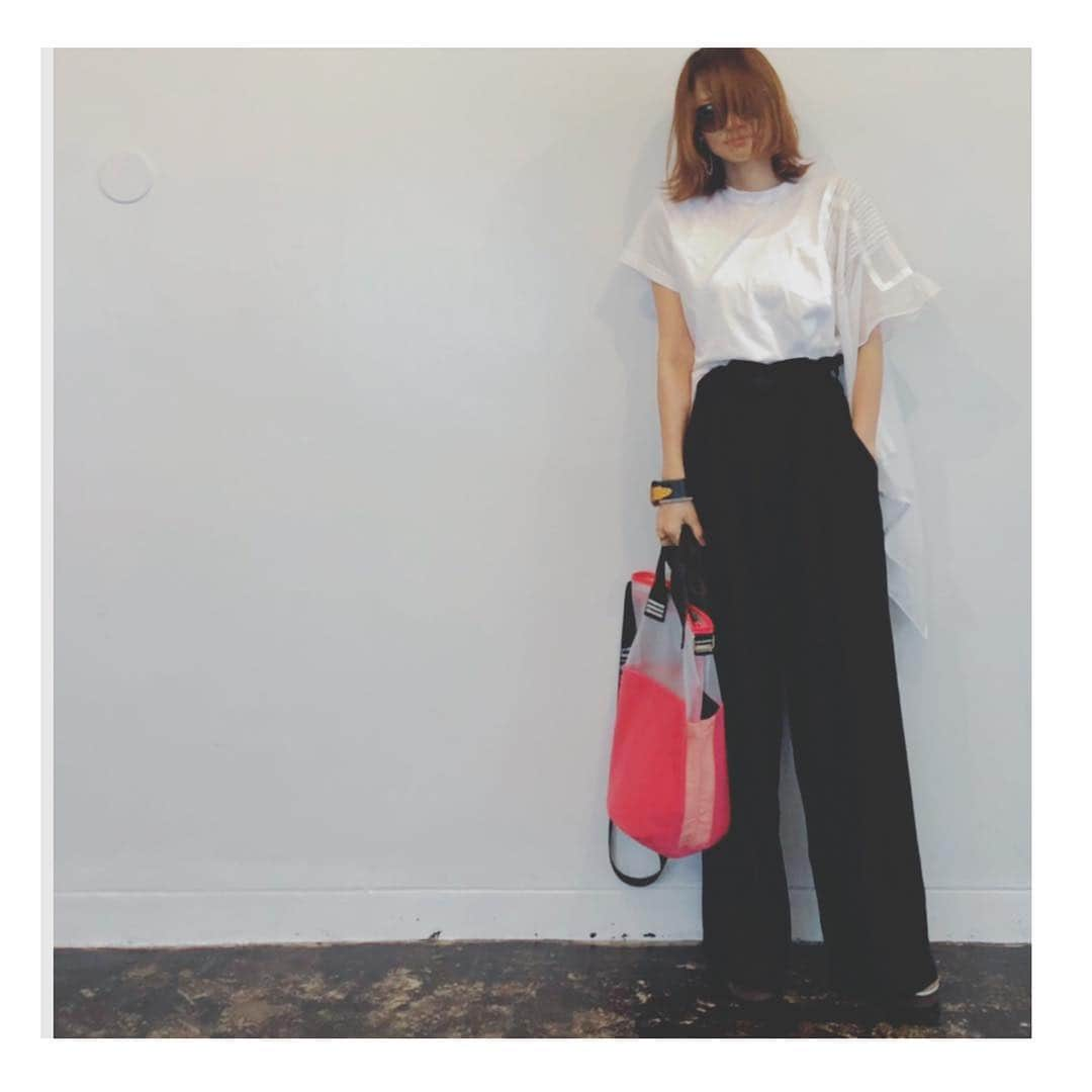 井関かおりさんのインスタグラム写真 - (井関かおりInstagram)「アシンメトリーのtシャツとシンプルパンツ @acnestudios のpvcバッグでポイントに^_^  tops: #sacai pants: #maisonmargiela  bag: #acnestudios  #着回しコーデ」4月26日 19時57分 - isekikaori_kimawashi