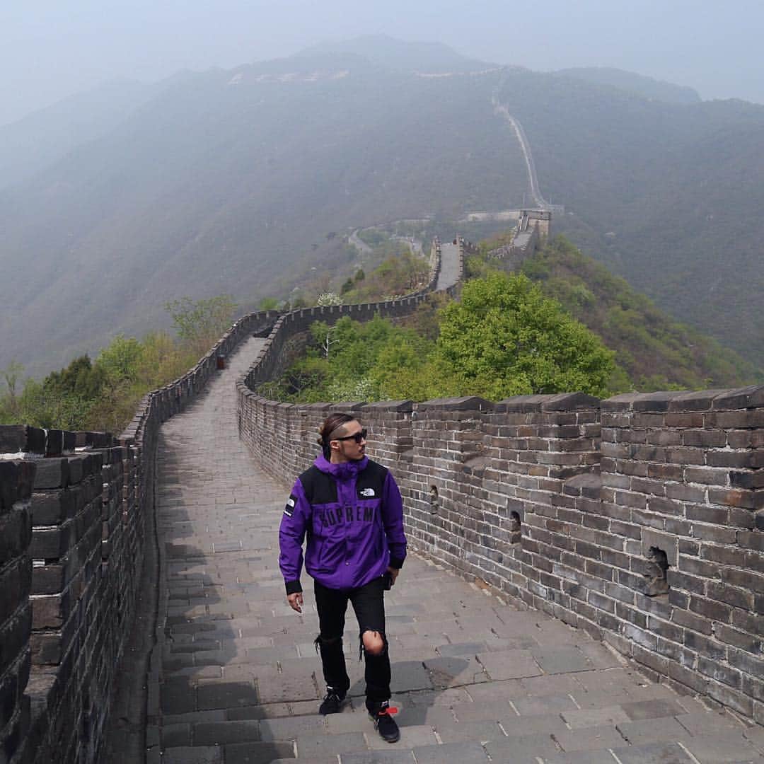 KENTOのインスタグラム：「𝐓𝐇𝐄 𝐆𝐑𝐄𝐀𝐓 𝐖𝐀𝐋𝐋 𝐎𝐅 𝐂𝐇𝐈𝐍𝐀 🇨🇳 #china #beijing #thegreatwallofchina #ootd #outfit #outfitoftheday #supreme #offwhite #mnml #mnmlla #instafashion #streetfashion #streetstyle #streetwear #djlife #pioneerdj #beepmmgmt #axcell #weareaxcell #世界遺産 #万里の長城」