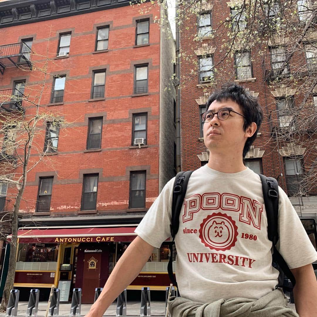 瀬戸弘司さんのインスタグラム写真 - (瀬戸弘司Instagram)「1年半ぶりに「ぷーんTシャツ」の新作が完成しました。今回は洋服大好きしずえさん @c3kpbr のプロデュースによる、いままでとは一味違う「ぷーん大学 Tシャツ」です。  架空の大学「ぷーん大学」のカレッジTシャツという設定で、タグには学長（僕です）直筆の学校名が刻まれております。  日頃から洋服にこだわり持っているしずえさんならではの感性で作られた新作Tシャツは、4月30日までの限定販売となっております。  紹介動画も作りました。プロフィールからジャンプして見れますよ！ぜひこの機会にチェックしてみてください！  #ぷーん #ぷーんtシャツ #ぷんT #ぷーん大学 #ぷん大 #瀬戸弘司 #瀬戸弘司の動画 #しずえ #UUUM」4月26日 19時59分 - eguri89