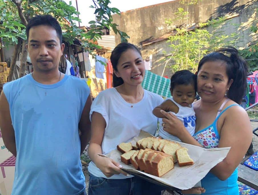 Kim Chiuさんのインスタグラム写真 - (Kim ChiuInstagram)「finally met baby aki. nabasa ko yung kwento nila sa news. ever since I always have a soft spot pagdating sa mga bata. nagbebenta si kuya antonio ng banana cake worth 120 pesos each para makabuo ng pang liver transplant ni baby aki bago sana siya mag 1 year old sa june. Napanood ko sila through youtube and facebook video kaya i’ve decided to donate my first youtube salary to baby aki. salamat at may ganito na tayong technology ngayon na aware tayo sa mga nangangailangan ng tulong sa atin through viral video. sa mga viewers ko sa youtube channel maraming salamat po sa lahat ng views nyo:) makakatulong po ito sa operation ni baby aki hopefully next month makaalis na sila ng bansa papuntang India and doon nadin magpagaling. posting this not to boast but to thank yung mga nag view sa mga videos ko sa youtube. awareness and sana makadagdag pa sa tutulong kay baby aki. #livertransplant #biliaryatresia  pwede po kayong mag donate through BDO acct name : Aquiro Jazz Detablan acct number : 005910516001. maraming salamat po.❤️. . . . “we cant choose the life we want to live in but if we believe and keep that faith in him, he will do wonders for us. just believe, give thanks and never give up. remember the cycle of life, you are not always down, if you are down there is no way but up.”🙏🏻❤️」4月26日 20時09分 - chinitaprincess