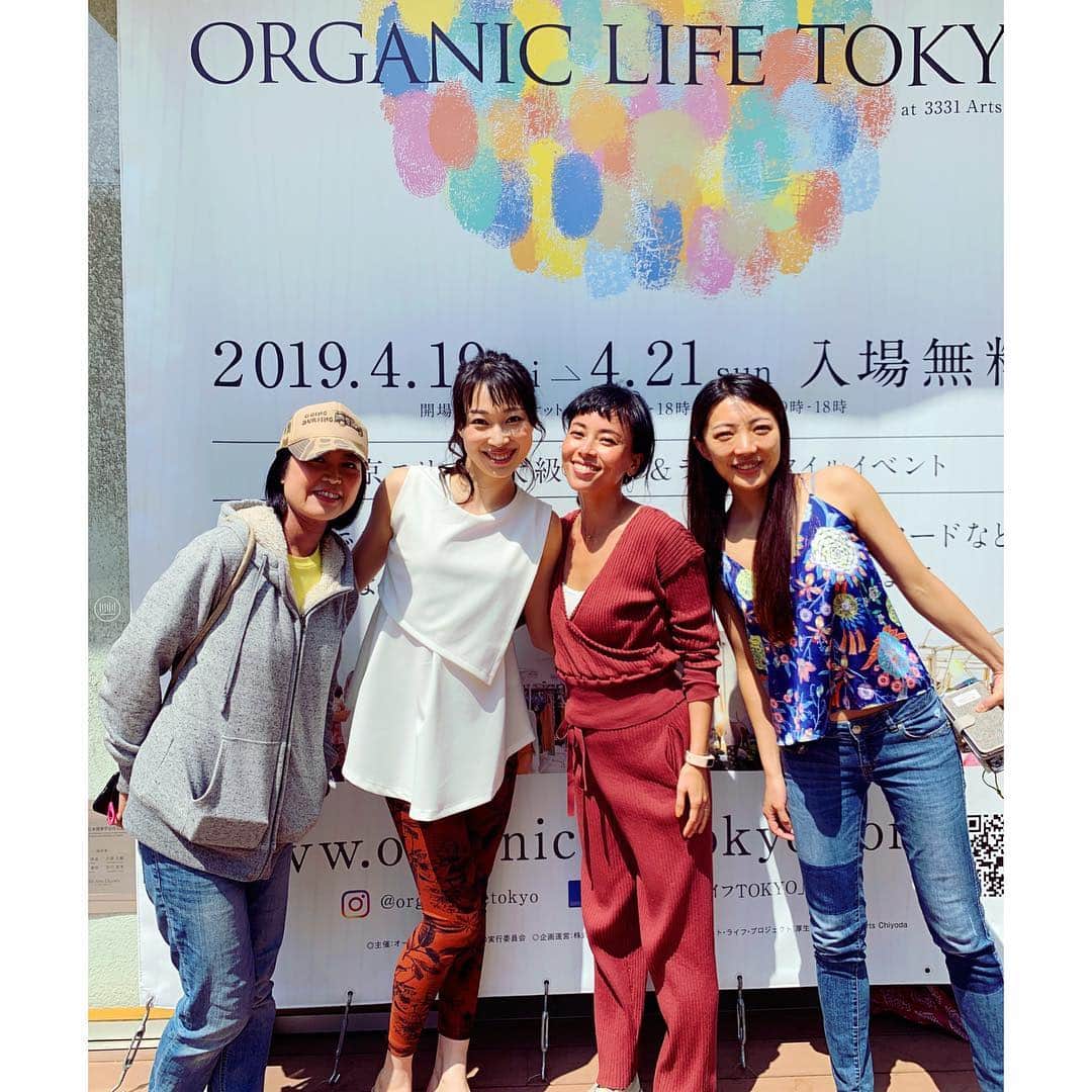 渋木さやかさんのインスタグラム写真 - (渋木さやかInstagram)「Organic Life Tokyo2019 「シヴァーナンダヨガの伝えたいこと」  満員御礼でした😭🙏✨ チケットは事前に完売し、 当日券が無い状態だったので、 勢いで来てくださった方、 ごめんなさいでした。  とにもかくにも、ご参加の皆さまも、 ほんとーーにありがとうございました♡ ・ ・ クラスでもお伝えしたけど、いま一度。 「貴重なお時間をこのクラスに捧げてくださって ありがとうございます。 きっと、皆さんの心に響く何かを お伝えできるって信じて、 心を込めたヨガクラスをします。 子供を預けたり、家族に見送られたり、 今日の為に準備をしたり、 とてもとても貴重な皆さんの時間を大切にします。」 ・ ・  オーガナイズされていた方やスタッフの皆さま、 出展者の皆さまもお疲れ様でした。 いつもこんな素敵な機会を与えてくださった事、 心から感謝しています。  6/9 Yogawoman (@yogawoman_jp ) で 「Happy子育てヨガ 」やりますので、 こちらも宜しくお願いします♡  クラスのお手伝いをしてくれた (@yogasowaka )  みなちゃんのクラスも素敵なのでフォローしてみてね。 ・ ・ My yogawear: @emmi.jp  可愛いと思ってくれた人はお揃いにしましょ♡わはは ・ ・ #オーガニックライフtokyo #オーガニックライフ東京 #オーガニックライフ#organiclife #organiclifetokyo#organiclife2019#sivananbdayoga##シヴァナンダヨガ#渋木さやか」4月26日 20時07分 - yoga_citta