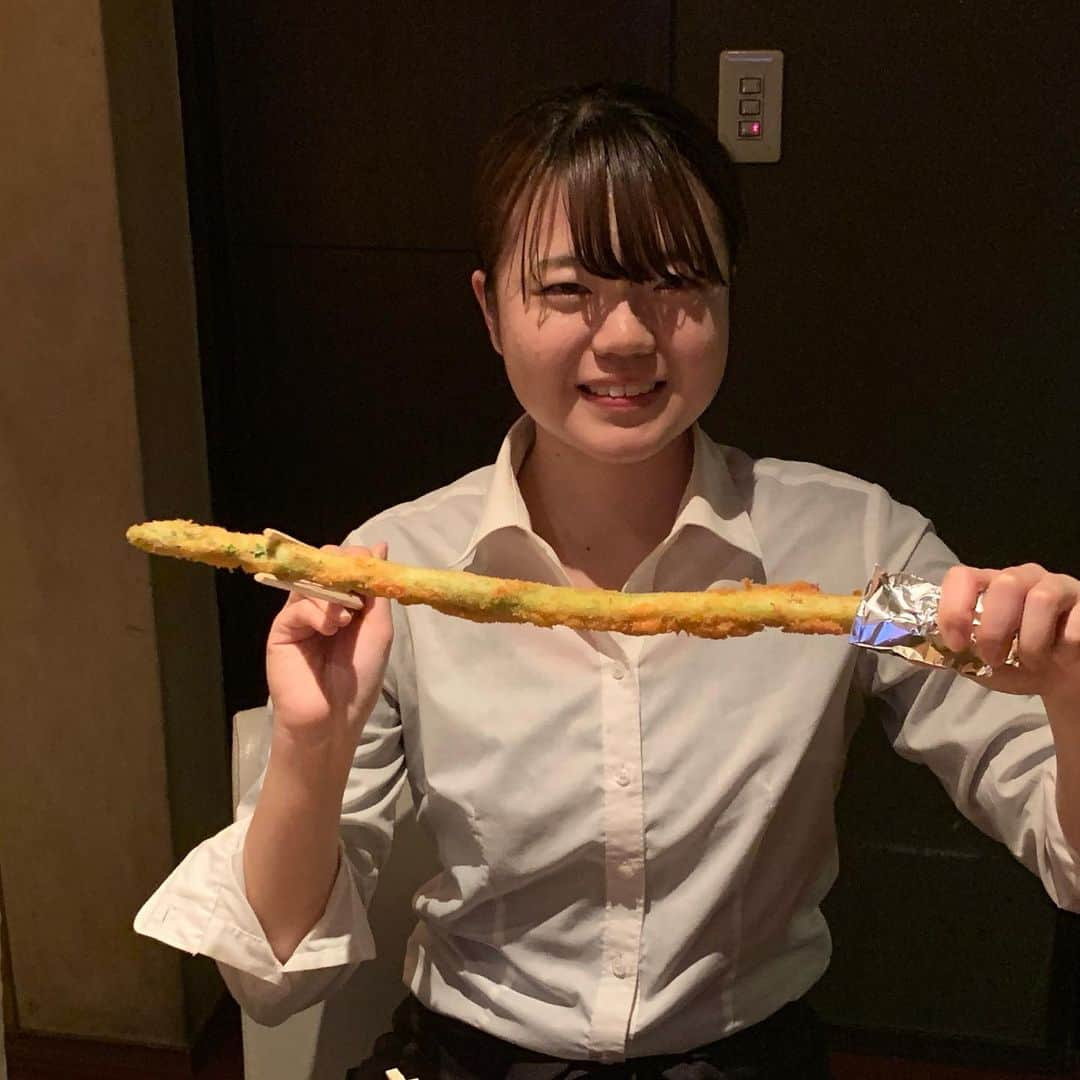 Soba-ya 榛名のインスタグラム：「超超超超特大なアスパラガスの串揚げ❗️大きい上にとても美味しいです。是非顔と比べてみて下さい😊  お値段は780円です！  こちらのアスパラガスは香川県産となっております！  # #榛名 #西浦和 #埼玉 #浦和  #蕎麦 #居酒屋 #日本酒  #焼酎 #3m #森伊蔵 #魔王 #村尾  #武蔵浦和 #中浦和  #手作り #旬の野菜  #一人でも楽しめる #酒好 #刺身  #ヘルシー #ヘルシーメニュー  #健康 #健康食 #instafood  #グルメ好きな人と繋がりたい」