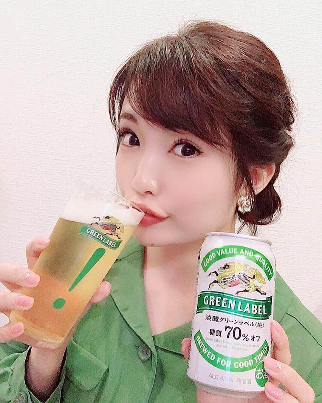 浅井麻里さんのインスタグラム写真 - (浅井麻里Instagram)「🍺☘﻿ ﻿ かんぱーーーいっ！✨🍻﻿ 今日もお仕事お疲れ様でした❤️﻿ ﻿ この春リニューアルした淡麗グリーンラベル﻿ 飲んでみたら、﻿ 飲みやすくておいしい！💕😆﻿ ﻿ 糖質70%オフなのに満足感あるおいしさだから、﻿ 普段お酒そんなに飲まないわたしでも👍💕﻿ 発明級のおいしさのビックリ感を表した﻿ ビックリグラスも可愛い💚💚🍺﻿ ﻿ ﻿ #グリーンラベル#このおいしさは発明です#糖質オフ#淡麗グリーンラベル#キリンビール#PR﻿」4月26日 20時10分 - mari_asai_625