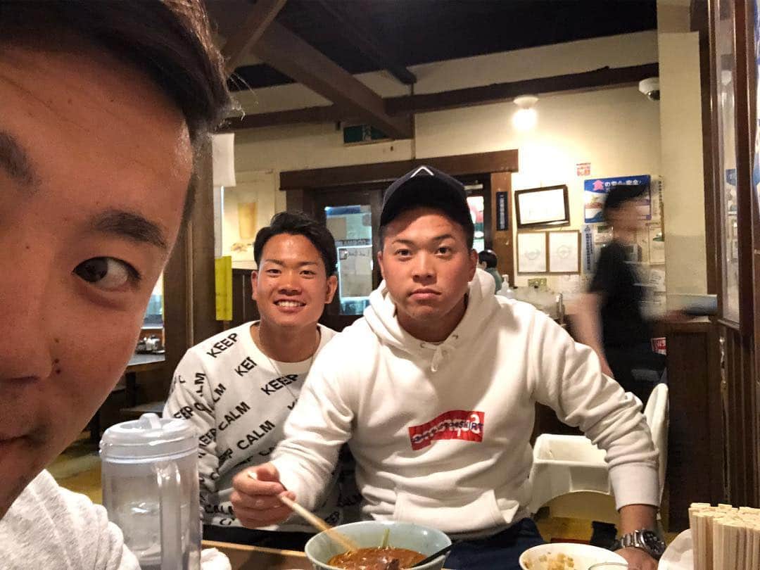 西村天裕のインスタグラム：「お疲れ様です！！ 今日お休みだったの散髪に行ってきました！！ 夜はこの2人に捕まってご飯来てます✌️笑 社会人の時からきてるお店で鳥南蛮つけそばがめちゃくちゃ美味しいです😍 皆さんも是非！！ GWは皆さんなにしますか？ いいお休みをお過ごしください！！ 明日からも頑張ります！  #散髪 #生田目翼 #福田俊 #じゃんじゃん#船橋 #鳥南蛮つけそば🤘 #バネフレーム」