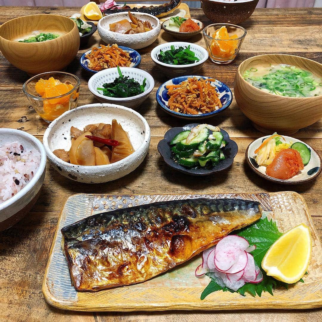 chaako ちゃあこのインスタグラム：「2019.4.26 * * 今日の晩御飯٩(๑❛ᴗ❛๑)۶ * ＊塩鯖 ＊筍と鶏肉の煮物 ＊人参しりしり ＊ほうれん草の海苔和え ＊ちくわと胡瓜の胡麻酢 ＊明太子、お漬物 ＊豆腐とわかめのお味噌汁 ＊雑穀米入りごはん ＊清見オレンジ * でした(๑´ڡ`๑) * 昨日、一昨日とお鍋だったので、何か色々作りたくなって、品数多めに(￣∀￣)ｳﾋ♪ * 塩鯖に大根おろしが食べたかったのに、大根買い忘れちゃったので、ラディッシュのスライスで代用。 * あとはちょこちょこと、副菜作って。 明日の分までありそうです(￣m￣*) * それに明太子。長崎の明太子屋さんの直売所に行ったので、辛口の切れ子買って来ました♡ * これだけおかず作っといて何ですが、明太子だけでごはん食べられる(笑)(º﹃º)ෆ⃛ೄ * * * 明日から10日間のGWが始まりますね。 うちは旦那が28日だけ、仕事の関係で家にいないといけないので、福岡には1日から帰る事にしました(*･∀･)ﾉ゛ * みんな何するんだろうー うちも何しようかなー(笑) * * *」