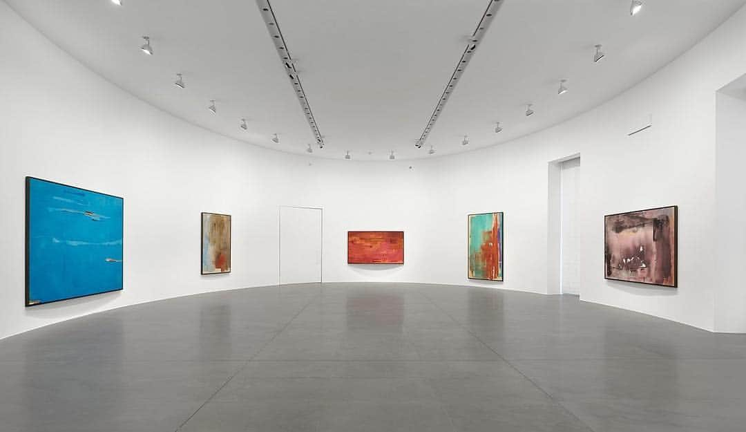 ガゴシアン・ギャラリーさんのインスタグラム写真 - (ガゴシアン・ギャラリーInstagram)「#FrankenthalerSeaChange: Join us for a tour of "Helen Frankenthaler: Sea Change: A Decade of Paintings, 1974–1983" at Gagosian, Rome, next Tuesday, May 14, at 6pm!  The tour, led by Gagosian senior curator John Elderfield, and director Jason Ysenburg, will explore the important period in Helen Frankenthaler’s work that began in the summer of 1974, which was sparked by the changing appearance of the wide vistas and moving tides of the Long Island Sound.  To attend the free event, RSVP to rometours@gagosian.com. Space is limited. Follow the link in our bio to find out more! __________ #HelenFrankenthaler #Gagosian #GagosianRome @helenfrankenthalerfoundation Installation view, "Helen Frankenthaler: Sea Change: A Decade of Paintings, 1974–1983," Gagosian, Rome, March 13–July 19, 2019. Artwork © 2019 Helen Frankenthaler Foundation, Inc./Artists Rights Society (ARS), New York. Photo: Matteo D'Eletto, M3 Studio」4月26日 20時16分 - gagosian