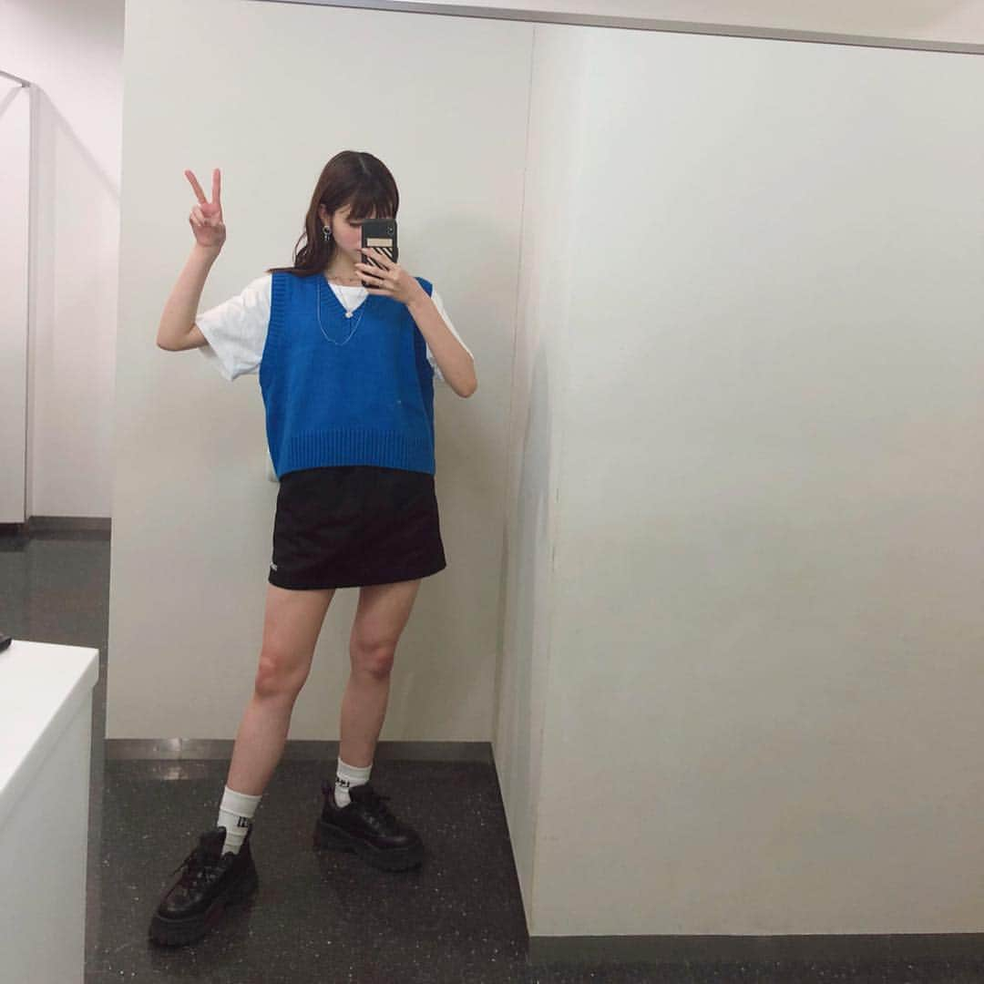 生見愛瑠さんのインスタグラム写真 - (生見愛瑠Instagram)「💙アクセじゃらんじゃらん💙  #めるのふく #めるサイズ #ootd」4月26日 20時18分 - meru_nukumi