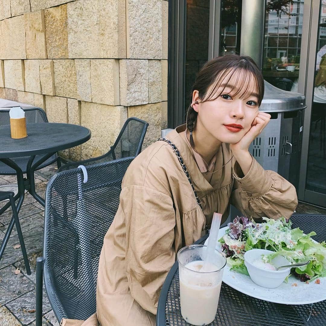 猪鼻ちひろのインスタグラム：「🍪☕️🍨 ベージュのお洋服にタピオカミルクティーに (今更タピオカブームがきたの←笑) 馴染んでいるベージュのイヤホン。  昔から唄が上手いひとに合わせて口パクをして、 ライブ気分を味わうやつをよくやるんだけど (変人過ぎてなるべくマスク着用) そんなことをしていると電車で降り忘れることが多々あるのです。  この完全に耳を塞がないambieのイヤホンしてるときは なんと降り忘れていない🚞🎧💘 音楽もしっかり聞こえるし、 周りの音も聞こえるという不思議なやつなの🥺 今ならキャンペーンもやってるそうなので @ambie_official からチェックしてみて♡  #ムービー気まずくておしゃれ加工してみた #線が入ればごまかせるかと思ったけどそういう訳にいかないな #タピオカ #アンビー#イヤホン#ながら聴き#ambie#music#sound」