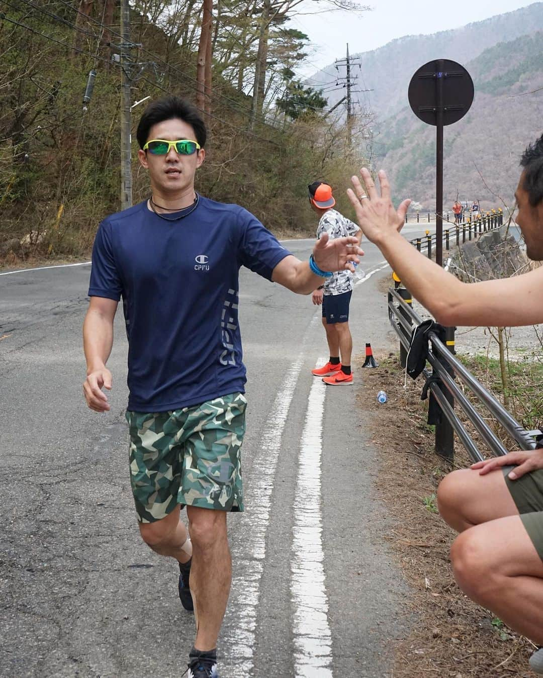 宮河マヤさんのインスタグラム写真 - (宮河マヤInstagram)「3 more weeks until Honolulu Ekiden!🏃‍♀️来月のホノルル駅伝へ向けて、富士山の近くで2日間の本気合宿！﻿ ﻿ この2日間の合宿でランニングや持久力の強化はもちろん、みんなの距離が今まで以上に近くなり、チームとしての力が更にパワーアップした事を実感。﻿ ﻿ チームCPFUはひとりひとりの人間性が驚くほど高く、真面目で、常に向上心に溢れてる。女子キャプテンなのに、私の方が常にみんなに支えられている気持ち🔥﻿ ﻿ 果たして私は今までの間、女子キャプテンとして少しでもみんなの力になれていたのか？もっともっと自分に出来ることがあるはず。この2日間で自分なりに悩み、常に熱くストレートに向き合ってくれるチームのみんなのおかげで答えを見つけることができた気がします。練習含め残り数回、ランはもちろん、キャプテンとしてのあり方、役割もしっかり果たせるよう努力します。﻿みんないつもありがとう。😊 ﻿ #LoveMyTeam #CPFU #Champion #champion100 #マラソン」4月26日 20時28分 - maya_m0901