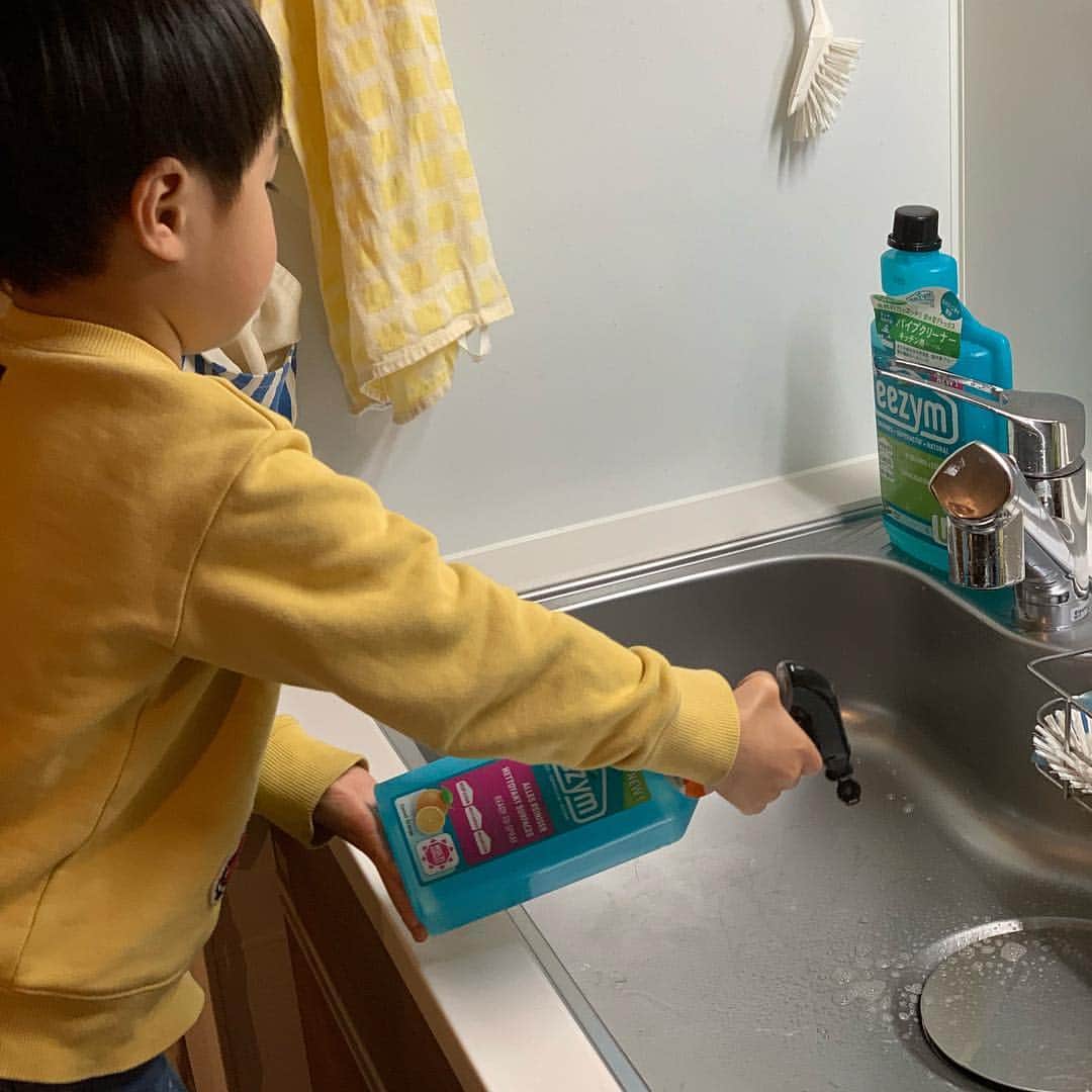 のインスタグラム：「お掃除洗剤のスプレーでプシュプシュしていると子供がやりたい！やりたい！と言ってくる。けれど強い洗剤は口に入ったら心配で触らせたくない。。。 そんな時、ナチュラル酵素洗剤なら子供と一緒のお掃除も安心。今までの「触っちゃダメよ」の言い合いもなくなり、仲良くプシュプシュ。キレイになったシンクも見て息子も満足げ。  ストレスも汚れもなくなるイージムです。  #洗剤 #キッチン掃除 #ナチュラルキッチン #キッチン雑貨 #ecomfort #ecomforthouse #今日の買い物が未来を変える #ホームデトックス #育児あるある #育児日記 #育児 #親子 #日々の暮らし」