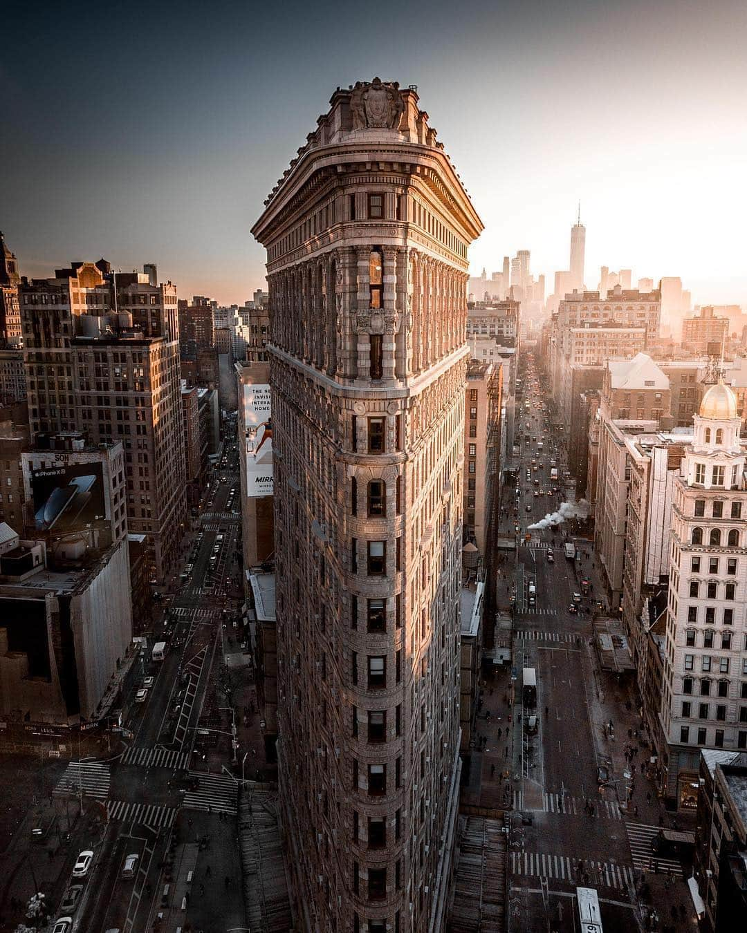 キャセイパシフィック航空さんのインスタグラム写真 - (キャセイパシフィック航空Instagram)「Stand in the shadow of a movie star. The #Flatiron building is more than a #NewYorkCity icon; its famous façade has made cameos in many Hollywood films. Have you seen it on the big screen? Better yet, have you seen it in person? #TravelAdventures⠀⠀⠀⠀⠀⠀⠀⠀⠀ ⠀⠀⠀⠀⠀⠀⠀⠀⠀ #熨斗大廈 不單是 #紐約市 的地標，亦是荷里活電影偏愛的取景地。還記得在什麼電影中見過這獨特的大樓嗎？⠀⠀⠀⠀⠀⠀⠀⠀⠀ ⠀⠀⠀⠀⠀⠀⠀⠀⠀ Credit: @jeff.d_」4月26日 20時31分 - cathaypacific