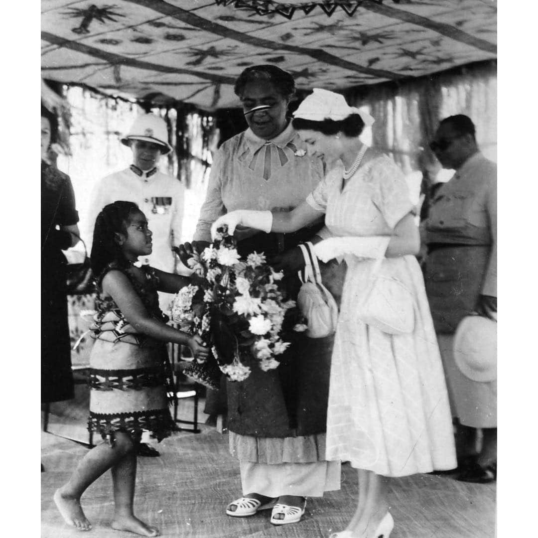 ウィリアム（ケンブリッジ公）さんのインスタグラム写真 - (ウィリアム（ケンブリッジ公）Instagram)「Today marks the 70th anniversary of the modern Commonwealth.  Her Majesty The Queen has been Head of the Commonwealth – a network of 53 countries and almost 2.4 billion people, since 1952.  The first photograph in this set was taken in Tonga in 1953 during The Queen's first Commonwealth tour as Head of the Commonwealth – visit @TheRoyalFamily to see more images from The Queen’s earliest visits around the Commonwealth. #Commowealthat70 📷PA」4月26日 20時32分 - princeandprincessofwales