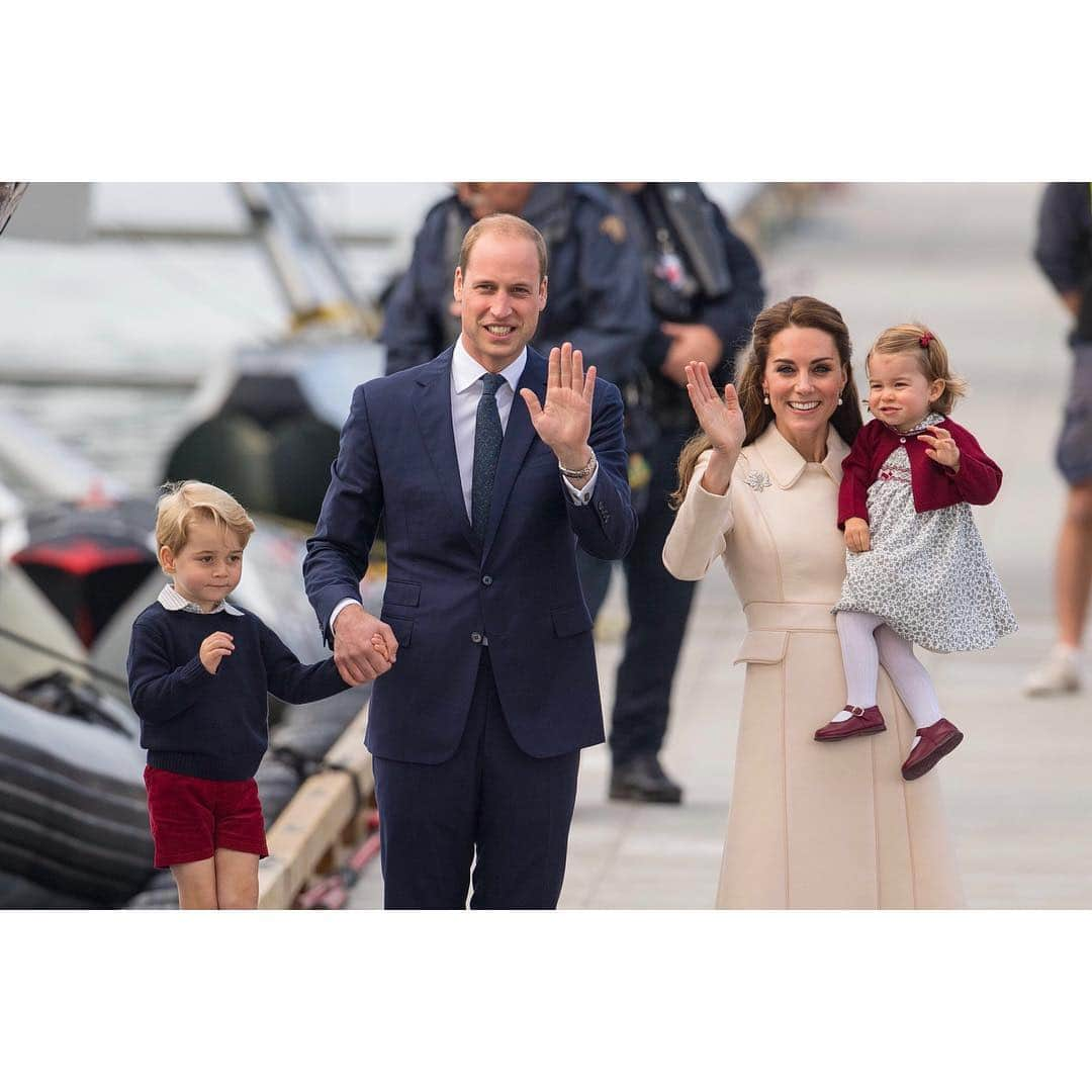 ウィリアム（ケンブリッジ公）さんのインスタグラム写真 - (ウィリアム（ケンブリッジ公）Instagram)「Today marks the 70th anniversary of the modern Commonwealth.  Her Majesty The Queen has been Head of the Commonwealth – a network of 53 countries and almost 2.4 billion people, since 1952.  The first photograph in this set was taken in Tonga in 1953 during The Queen's first Commonwealth tour as Head of the Commonwealth – visit @TheRoyalFamily to see more images from The Queen’s earliest visits around the Commonwealth. #Commowealthat70 📷PA」4月26日 20時32分 - princeandprincessofwales