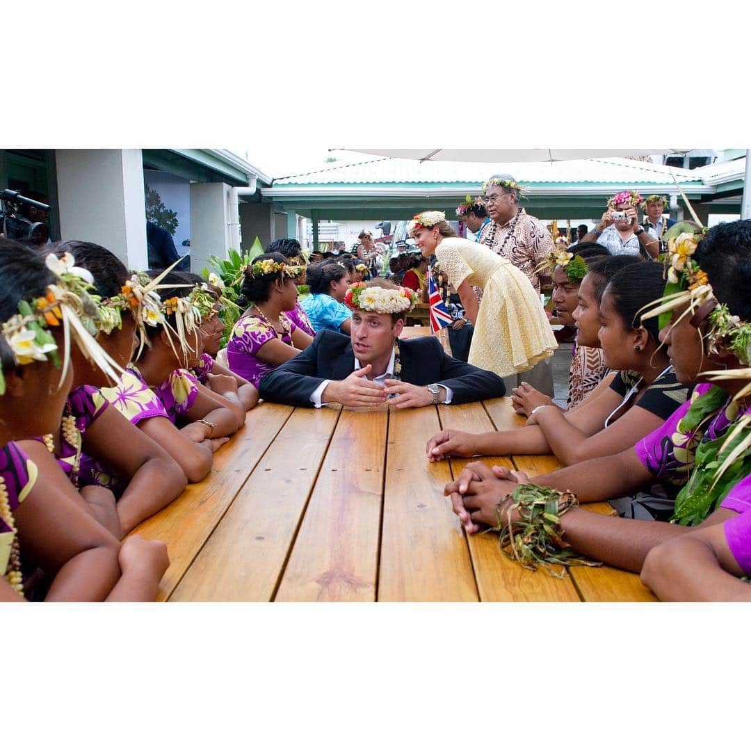 ウィリアム（ケンブリッジ公）さんのインスタグラム写真 - (ウィリアム（ケンブリッジ公）Instagram)「Today marks the 70th anniversary of the modern Commonwealth.  Her Majesty The Queen has been Head of the Commonwealth – a network of 53 countries and almost 2.4 billion people, since 1952.  The first photograph in this set was taken in Tonga in 1953 during The Queen's first Commonwealth tour as Head of the Commonwealth – visit @TheRoyalFamily to see more images from The Queen’s earliest visits around the Commonwealth. #Commowealthat70 📷PA」4月26日 20時32分 - princeandprincessofwales