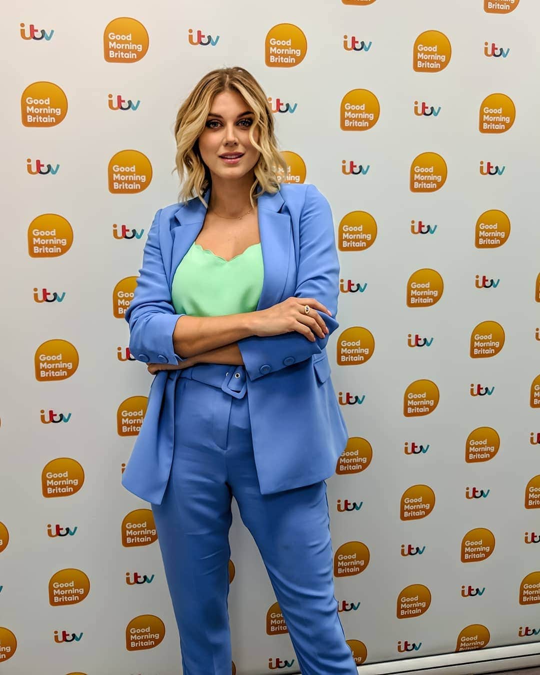 Ashley Jamesさんのインスタグラム写真 - (Ashley JamesInstagram)「Who tuned into @gmb this morning? 💙 Today I was discussing whether or not it's acceptable to be friends with your ex and their new partners. I personally think Gwyneth Paltrow and Chris Martin's "modern family" is such an exemplary model. Especially when there are children involved! 42% of people get divorced now, and I think it's so nice when parents can overcome personal issues and show up together for their kids, and even better to support each other's partners. Hopefully showing such a loving "conscious uncoupling" can also help destigmatize divorce so people don't feel they need to stay together unhappily for the kids. 💙 From personal experience, I'm such good friends with one ex (hey @ollielockeworld) and ADORE his fiancé and we've all had dinner together and I'll be at the wedding. I had an acrimonious breakup with another ex, but we met up and made up a year later to let go of hate, and I've since been out with him and his girlfriend (I like her more than him!). Obviously there's no kids involved, so we don't HAVE to be in each other's lives, but either way I think life is way too short to hold grudges and as long as there's respect for each other's relationships getting along is an amazing thing! Of course it's different if there's any form of abuse. Funny to me that people would argue otherwise. What do you guys think? 🙊」4月26日 20時43分 - ashleylouisejames