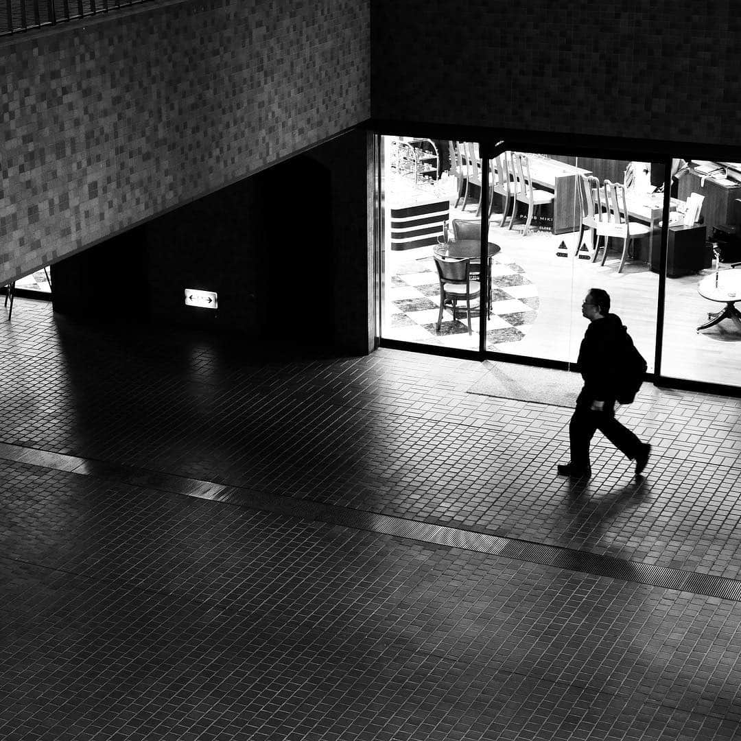 naotakeのインスタグラム：「帰宅 - Going home / iPhone XR + Snapseed, 20190427 . . 繁忙期の打ち上げ。大過なく完了でき、関係者のご尽力に感謝です。 . , #royalsnappingartists #infamous_family #rsa_main #infinity_photo_cult #2_fineart #jp_gallery #jp_gallery_bnw #trb_bnw #wp_bnw  #bnw_life #bnwlife_member #bnw_life_shots #bnw_captures #world_bnw #top_bnw #team_jp_ #team_jp_モノクロ #ig_energy_bw #ig_nihon #streetphotographybnw #igersjp #blackandwhite #bnw #bnwphoto #monochrome #bw #bnwphotography #今日もx日和 #fujifilm」