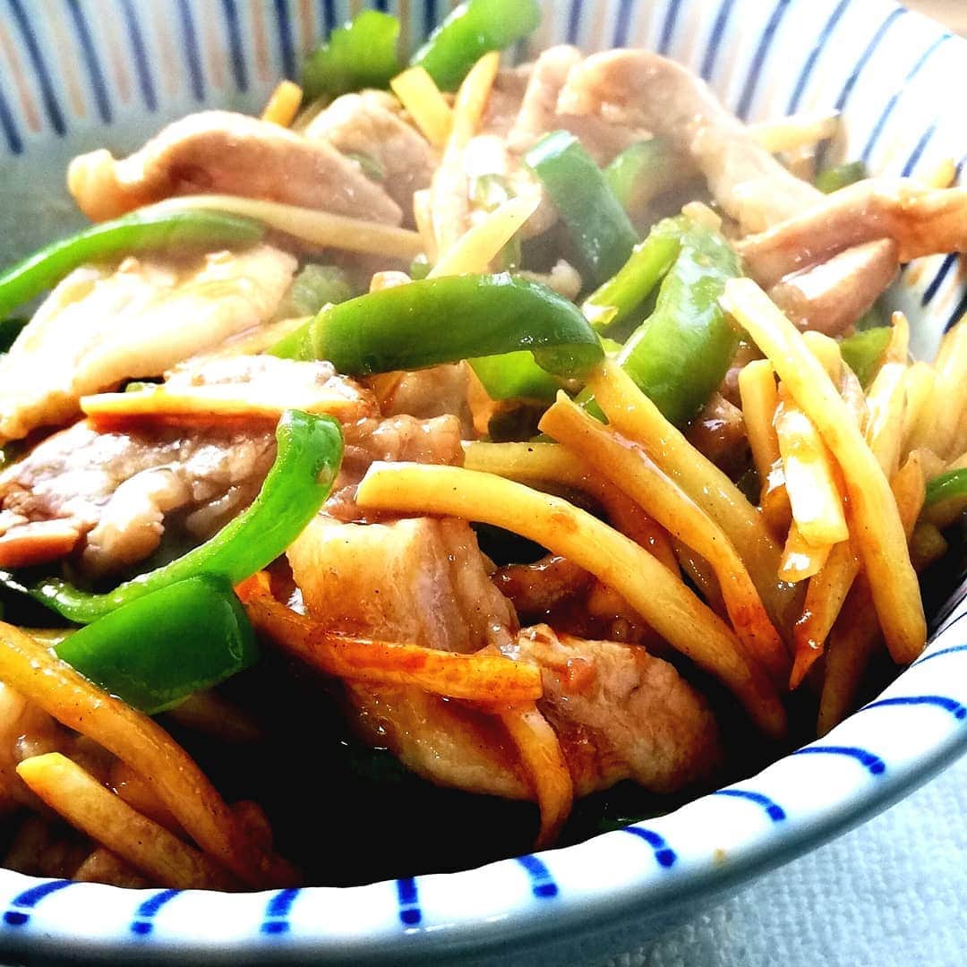 松本隆博のインスタグラム：「。 青椒肉絲作りました。 …と言っても切った食材 に掛けるだけやけどな。 ^^; 牛肉の方がええんやろう けど豚肉で ^^; 細切りせなあかんねんけど 手抜きでテキトー。 ^^; でも味はめちゃ美味いやんけ さすが…… CookDo ^^;」