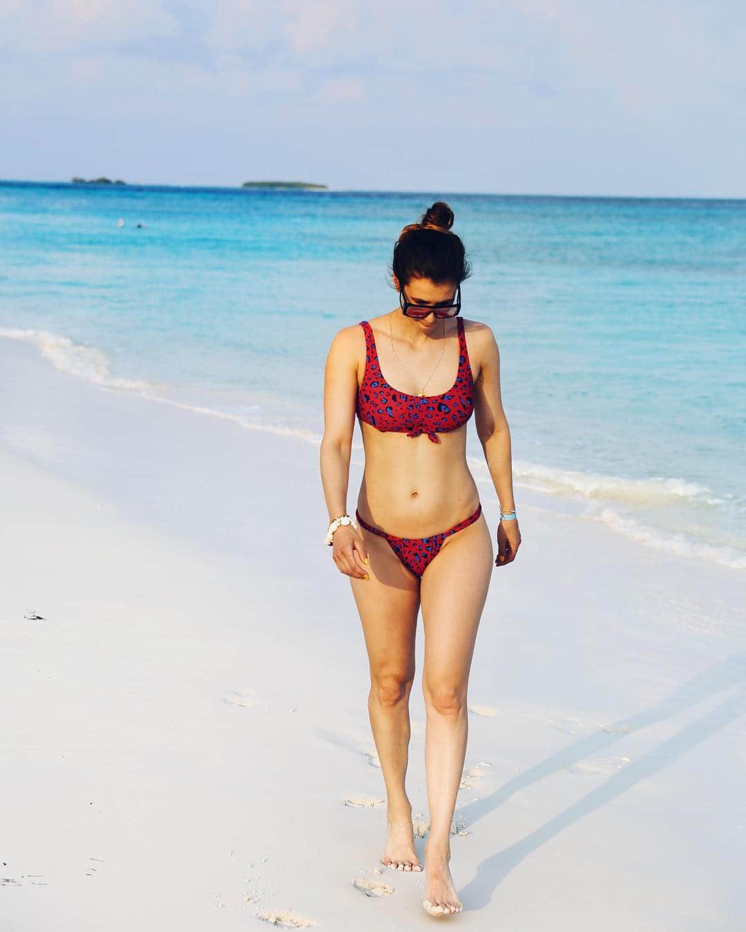 ツベタナ・ピロンコバさんのインスタグラム写真 - (ツベタナ・ピロンコバInstagram)「How to have a beach body: -Have a body -Go to the beach 👌🏻😅🏖🐠🐟🌺🌸 #islandlive #beachlife #beachvibes」4月26日 20時41分 - tpironkova