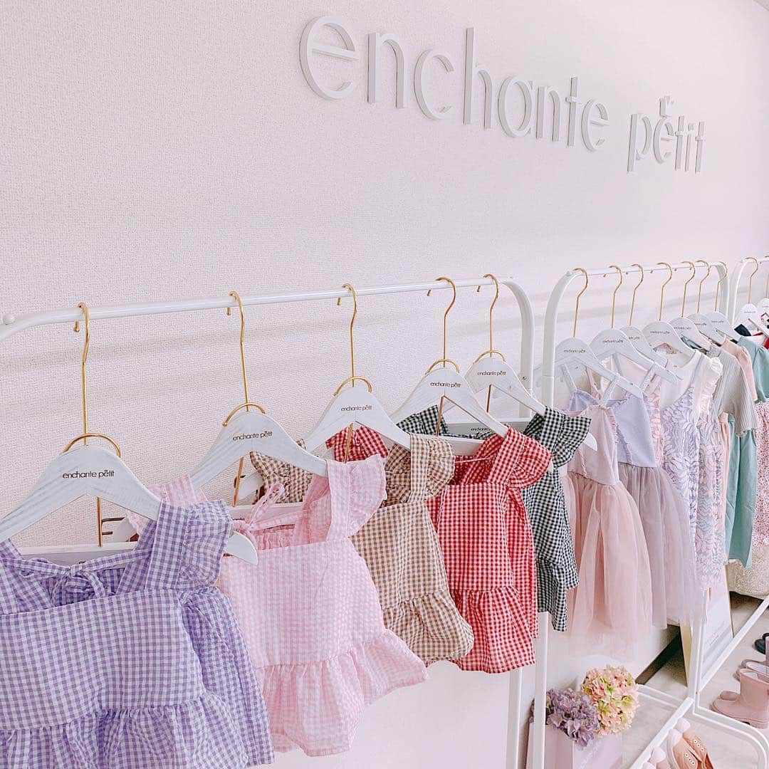 enchante petitさんのインスタグラム写真 - (enchante petitInstagram)「* . . いつも格別のご愛顧を賜わり厚く御礼申し上げます🌸  これからもスタッフ一同、お客様に満足いただけるサービスを心がける所存です☺️☺️ 今後ともご愛顧くださいますようお願い申し上げます😌🌸 . GW明けには新商品が続々入荷予定ですのでぜひお楽しみに…💕 . それでは皆様、よいGWをお迎えください🌟 . #enchantepetit #アンシャンテプティ * . . . #夏 #summer #ギンガムチェック #総レース #プリンセス #親子コーデ #vacation #女の子コーデ #女の子服 #女の子ママ #ファッション #子供服 #キッズコーデ #キッズファッション #キッズウェア #親バカ部 #プチプラ #kids #baby #fashion #kidsfashion #girls #童裝 #小孩 #女孩 #小童服 #日常穿搭 #日本童裝」4月26日 20時42分 - enchante_petit