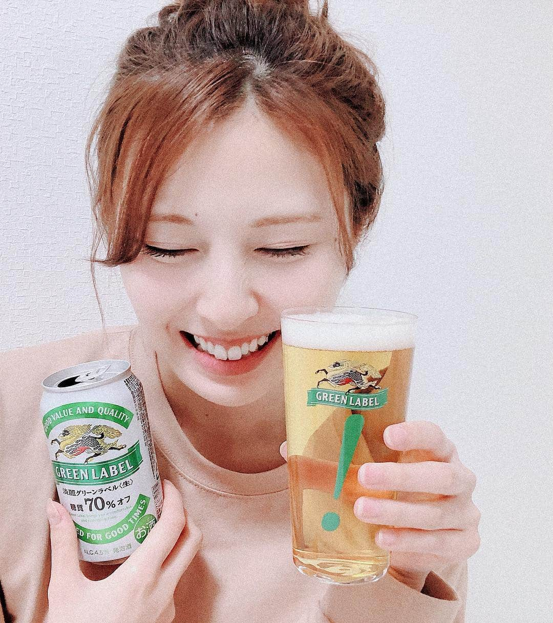 菊原梨華さんのインスタグラム写真 - (菊原梨華Instagram)「・ ・ 淡麗グリーンラベルが この春にリニューアルしたから飲んでみたんだけど 美味しすぎてこの笑顔😍✨ ・ 糖質70%オフで爽やかで 飲みやすい❣️ それでいて 満足感のある味わい✨ 美味しぃ〜1日の疲れも吹っ飛ぶなぁ😍 ・ ！のマークのグラスも可愛い💗 まさにびっくりするほどの 美味しさだ🤭！！ ・ ・ #グリーンラベル #このおいしさは発明です #糖質オフ #淡麗グリーンラベル #キリンビール #PR#美味しい#幸せ#good#followme#drink#写真#pic#pictures#笑顔#happy#にっこり#instagood#awesome#enjoy#楽しい#love」4月26日 20時47分 - happyluckyhappy