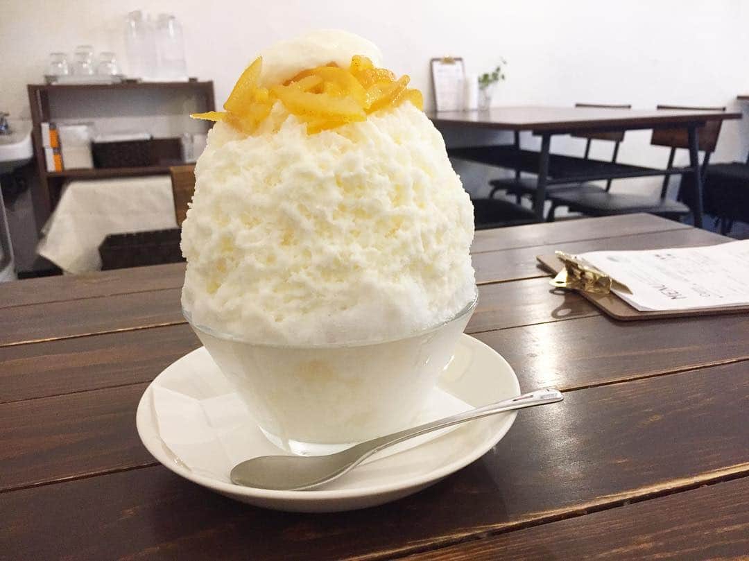 原田麻子さんのインスタグラム写真 - (原田麻子Instagram)「晩柑レアチーズ  すごく久しぶりに誰も居ない店内でのんびり。  晩柑はピールいっぱいで嬉しい美味しい〜！ 中にクランブル入り。  これもまた食べたいよう  #sweets #かき氷🍧 #かき氷#おやつ#ごはん#shaveice」4月26日 20時53分 - achakoko