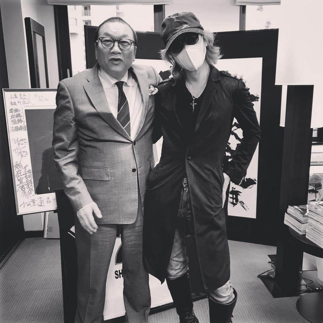 YOSHIKIさんのインスタグラム写真 - (YOSHIKIInstagram)「In Japan, btw, I don’t have a cold..! 有意義なお話、楽しかったです。また日本で是非。  RT  実は昨日の15時半、一人のミュージシャンが来社した。一時間ほど歓談。いつも思うけど、真っ直ぐで、哀愁があって、エレガントで、ワイルド。そして、優しくて自然体。矛盾する両極をスウィングして、屹立している。社長室で一枚。風邪のために.. #見城徹  #吉本ばなな #bananayoshimoto  https://ameblo.jp/yoshimotobanana/entry-12456800310.html」4月26日 20時53分 - yoshikiofficial