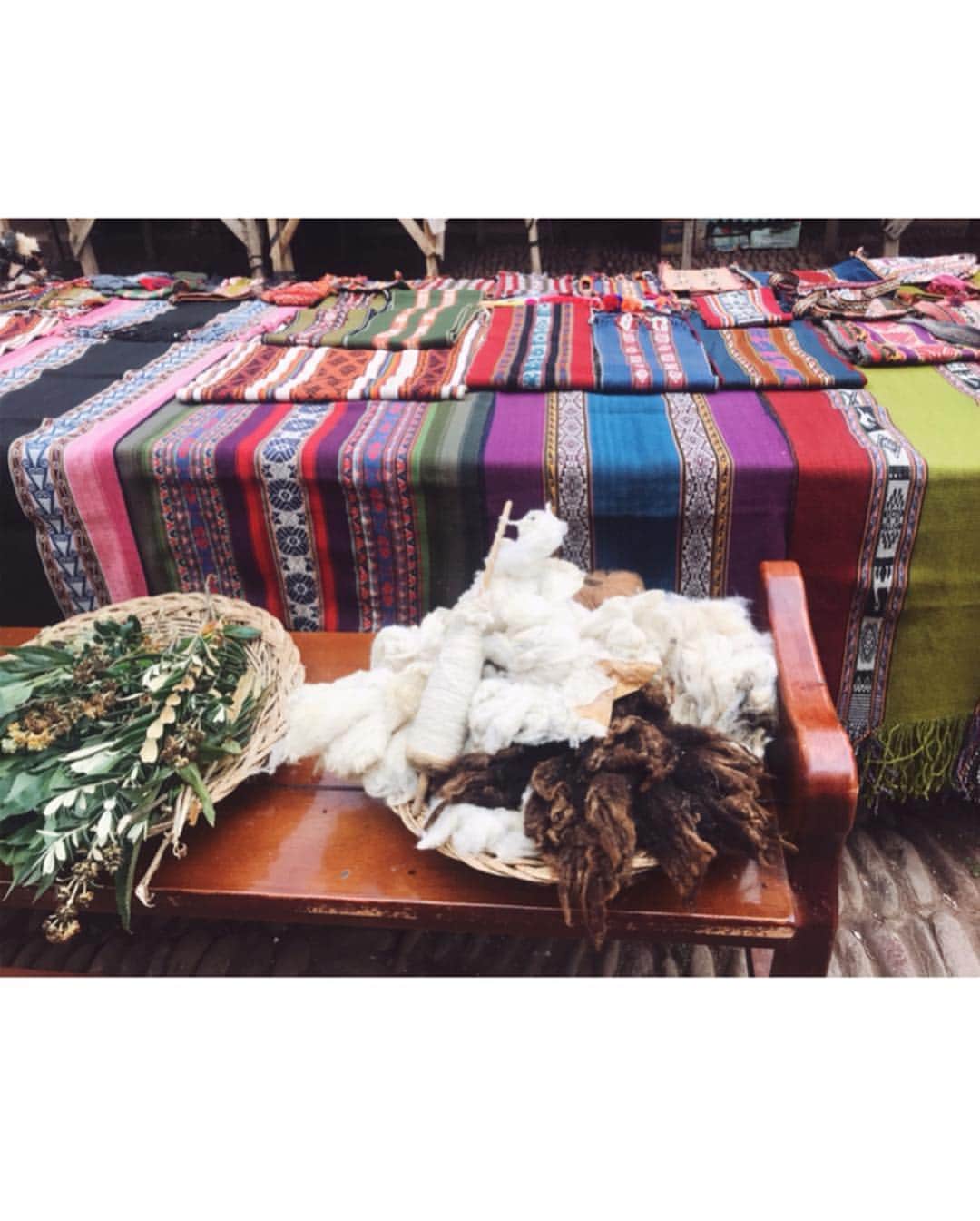 阿久津ゆりえさんのインスタグラム写真 - (阿久津ゆりえInstagram)「大のお気に入りの場所、ピサックマーケット。 ここにはペルーの民芸織物や陶器、民族楽器など魅力的なものがたくさんありました！ 全然時間が足りなかった〜😂🌈 のでダイジェストでお送りします笑 . 1〜2 市場で会ったひつじの赤ちゃん🐏 ふわふわたまらん〜🥺💓 3〜7 手織りの技術にびっくり！ 細かい綺麗な柄がとても素敵😻 アルパカの毛糸を植物や花で染めて色付けをしているんだって🦙🌿🌼 言葉は通じないけどなんとなくお喋りしたり、お買い物の値段交渉できたりすごく楽しかった！ 8〜9 楽器屋のオスカルさんのコレクションをみせてもらえたよ！見たことない楽器がいっぱいで夢中になりすぎて思わず口が開いてたみたい😂🥁 10.ハマらずにはいられないinピサックマーケット #VisitPeru#ペルー #peru #Mercadodepisac #意外性大国ペルー #ピサックマーケット #お買い物天国 #手織り #顔ハメパネル #yurie_travel」4月26日 20時55分 - yurie__a