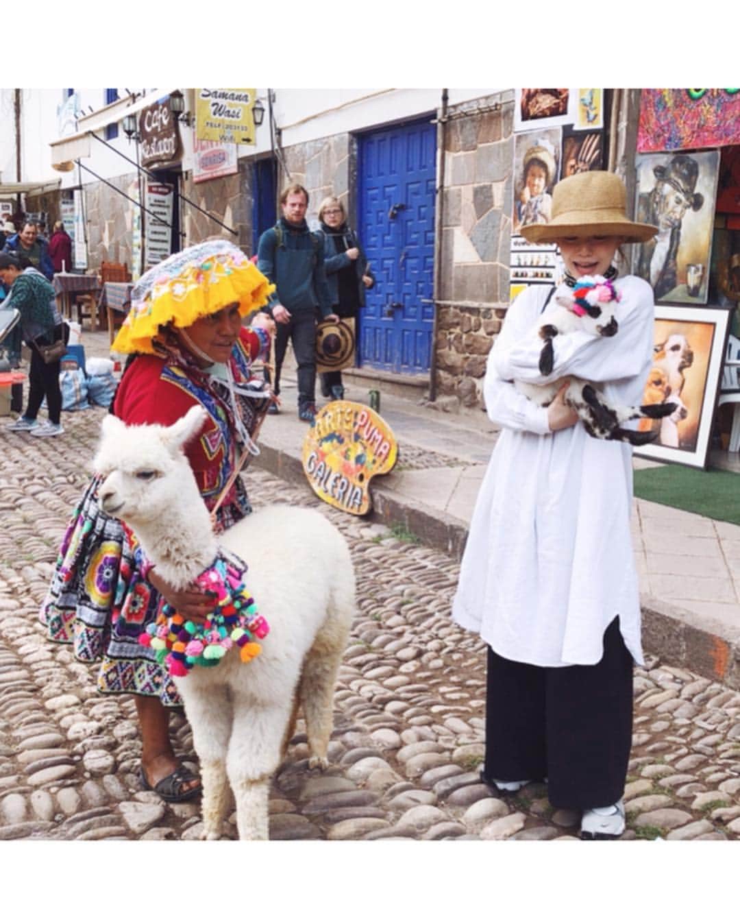阿久津ゆりえさんのインスタグラム写真 - (阿久津ゆりえInstagram)「大のお気に入りの場所、ピサックマーケット。 ここにはペルーの民芸織物や陶器、民族楽器など魅力的なものがたくさんありました！ 全然時間が足りなかった〜😂🌈 のでダイジェストでお送りします笑 . 1〜2 市場で会ったひつじの赤ちゃん🐏 ふわふわたまらん〜🥺💓 3〜7 手織りの技術にびっくり！ 細かい綺麗な柄がとても素敵😻 アルパカの毛糸を植物や花で染めて色付けをしているんだって🦙🌿🌼 言葉は通じないけどなんとなくお喋りしたり、お買い物の値段交渉できたりすごく楽しかった！ 8〜9 楽器屋のオスカルさんのコレクションをみせてもらえたよ！見たことない楽器がいっぱいで夢中になりすぎて思わず口が開いてたみたい😂🥁 10.ハマらずにはいられないinピサックマーケット #VisitPeru#ペルー #peru #Mercadodepisac #意外性大国ペルー #ピサックマーケット #お買い物天国 #手織り #顔ハメパネル #yurie_travel」4月26日 20時55分 - yurie__a