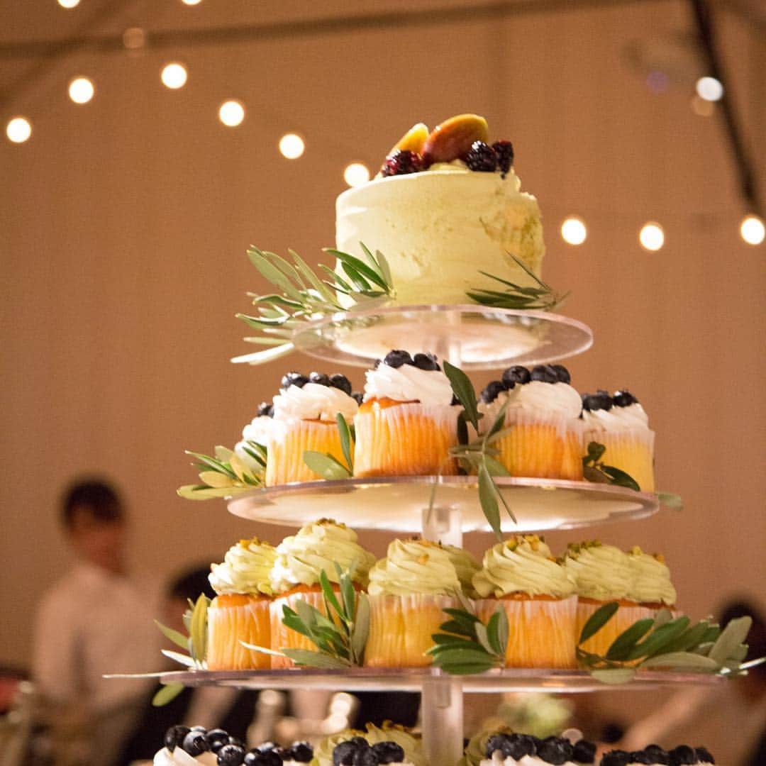 The Sally Garden（ザ サリィガーデン）さんのインスタグラム写真 - (The Sally Garden（ザ サリィガーデン）Instagram)「. 二人で運んでくる #ウエディングケーキ . #カップケーキ を使って ウエディングケーキを創ります…🥰 . ちいさく可愛いカップケーキの デコレーションがウェディングにぴったり🎂💕 . #カップケーキタワー . . . -----おすすめフェア情報----- . 【こだわり発見!!初めてでも安心】 #卒ハナ実例紹介フェア(試食付) . ----------------------------- . コンセプト別や雰囲気別 ・アットホーム ・ナチュラル ・ドラマチックなど、 さまざまなジャンルから 自由に見ることができるので、 きっとふたりの 《コンセプト》が見つかるはず！ . 詳しくはプロフィールのHPから!! ------------------------------ . 公式ホームページは @the_sally_garden のURLから✴︎ ☞http://sally-garden.jp/ ． ・。*・。*・。*・。*・。*・。*・。*・。*・ . @the_sally_garden をフォローして 『#ザサリィガーデン』をつけて お写真を投稿してみてください＊⑅。 こちらの公式IGで写真がリグラムされるかも♩ . ・。*・。*・。*・。*・。*・。*・。*・。*・ #ザサリィガーデン #gardenwedding #naturalwedding  #wedding #bridal #花嫁diy #結婚式diy #結婚式準備 #ラスティックウェディング  #オリジナルウェディング #ゼクシィ #marry花嫁 #ウェディングニュース #fannyレポ #ウェディングレポ #栃木花嫁 #群馬花嫁  #栃木 #群馬 #プレ花嫁 #結婚式 #卒花  #2019年春婚 #2019年夏婚 #2019wedding」4月26日 20時56分 - the_sally_garden