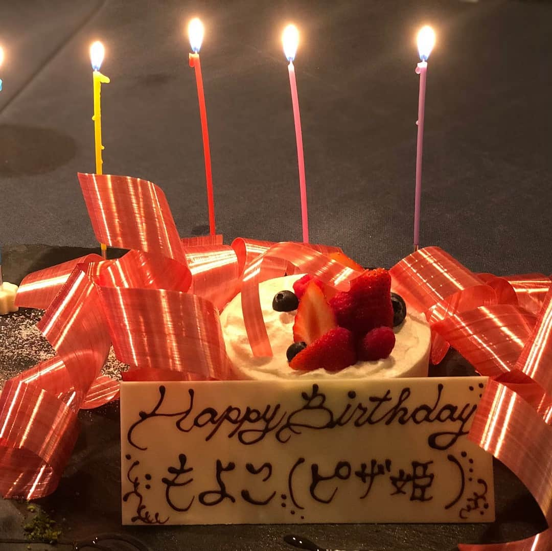 佐々木もよこさんのインスタグラム写真 - (佐々木もよこInstagram)「お誕生日のお祝いに大好きなイタリアンに連れて行ってもらったら食べ過ぎて体重が3キロ増えていました…🙂🙃🍝❗️❗️﻿ ﻿ ケーキ見て〜〜❣️﻿ ﻿ 【もよこ(ピザ姫)】👸💖🍕✨﻿ ﻿ サプライズはいつもうれしい🥺💕💕﻿ ﻿ ﻿ 幸せなうれしいバースデーウィークですっ🥰🥰🎂❤️﻿✨ ﻿ ﻿ ﻿ ﻿ 明日からゴールデンウィーク！﻿ みんなはなにするの〜❓😋✨﻿ ﻿ ﻿ ﻿ ﻿ #誕生日#イタリアン#ケーキ#サプライズ#六本木#イルブリオ#pizza#cakes#roppongi#food#sweets#ilbRio」4月26日 20時57分 - moyoko_atom