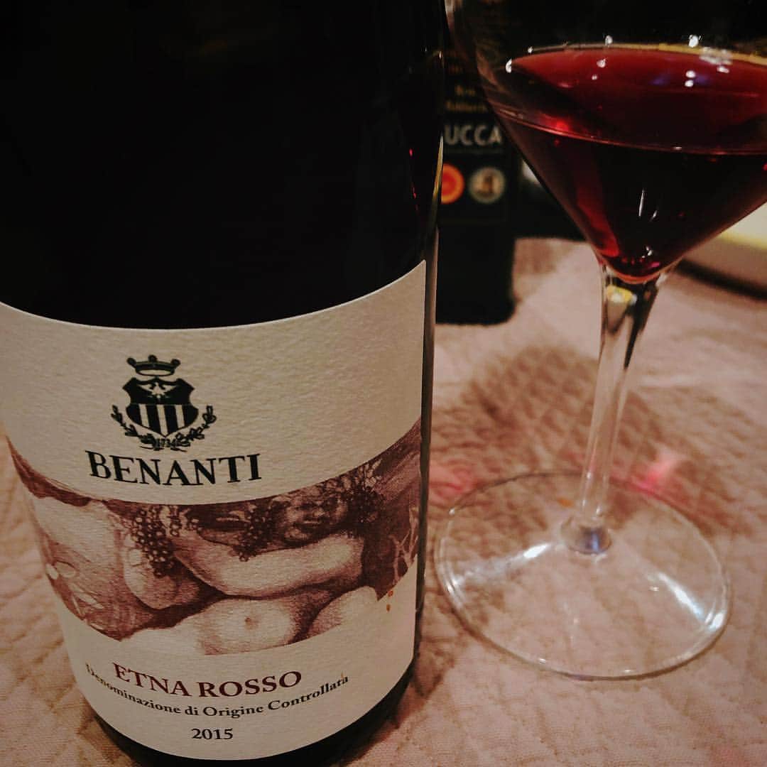 宮澤崇史さんのインスタグラム写真 - (宮澤崇史Instagram)「Bennati stona rosso #etonarosso #benanti #vinorosso #sicilia」4月26日 20時59分 - vino_takshi