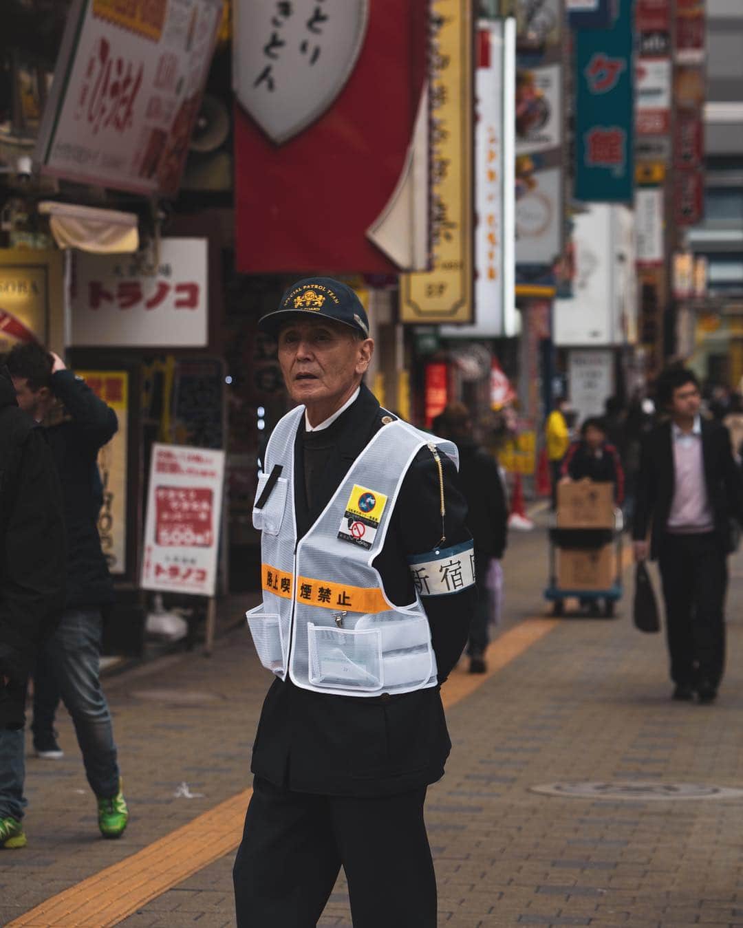 Shunsuke Miyatakeのインスタグラム：「A Guard man checking 🚭 on the street, Shinjuku, Tokyo, Japan.」