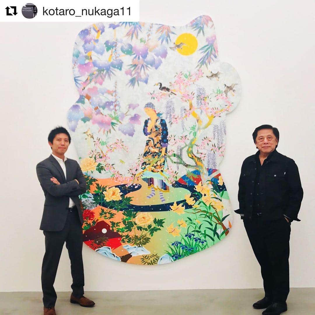 松山智一のインスタグラム：「Thanks to @kotaro_nukaga and @john_c_jay  #Repost @kotaro_nukaga11  Thank you John-san for coming to our show #fixedcontained and it’s shame that Matzu has already left Japan. But I hope you enjoyed the great works by seven artists.  Johnさん、展覧会にいらしてくださりありがとうございます！ 夏にポートランドに遊びに行きないなぁ  KOTARO NUKAGAは、アメリカをベースに活躍する7人のアーティストのグループ展“FIXED CONTAINED”を開催しております。本展をキュレーションするのは、参加アーティストでもある松山智一。会期は2019年4月20日(土)から6月29日(土)まで。﻿ ﻿ “FIXED CONTAINED curated Tomokazu Matsuyama ” ﻿ Artists：Brian Alfred / Firelei Báez / Inka Essenhigh / Nir Hod / Carlos Rolón / Tony Matelli / Tomokazu Matsuyama﻿ ﻿ Date：April 20 Sat - June 29 Sat 2019 ﻿ ﻿ Open Hours：11:00 - 18:00 (Tue, Wed, Thu + Sat) 　11:00 - 20:00 (Fri) ※Closed on Sun, Mon and National Holidays ﻿」