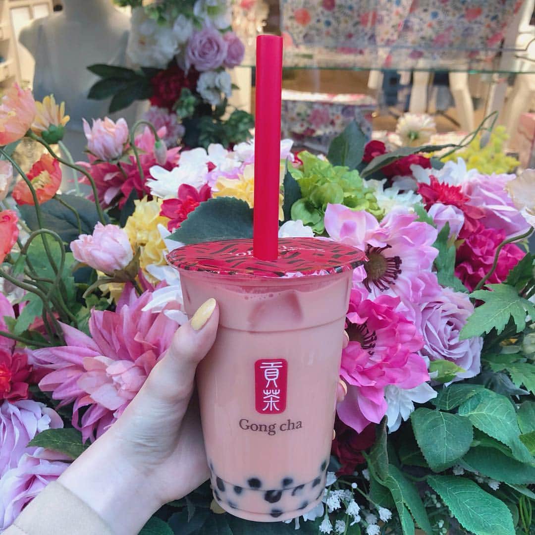 日下部美愛のインスタグラム：「🍓🖤 貢茶の期間限定いちごミルクティーみたいなやつ 通常メニューになってほしい〜〜。 . . #gongcha #貢茶」
