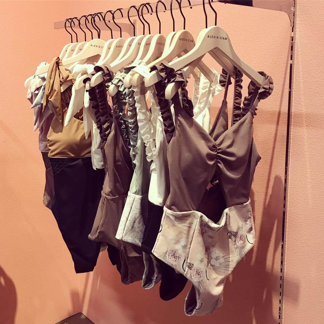 JJさんのインスタグラム写真 - (JJInstagram)「今月の付録でコラボしている大人気水着ブランド @alexiastam_official のPOP-UPストアが明日からオープン💞﻿ ﻿ 東京の最新おでかけスポットのSHARE GREEN MINAMIAOYAMAが会場です！﻿ ﻿ POP-UPストア以外にもフォトジェニックで、おしゃれなスポットがたくさんあるので、付録と合わせてチェックしてみてくださいね☺️﻿ ﻿ ﻿ #JJmag﻿ #JJ6月号﻿ #alexiastam ﻿ #jj_alexiastam ﻿ #雑誌付録」4月26日 21時03分 - jj_official_jj