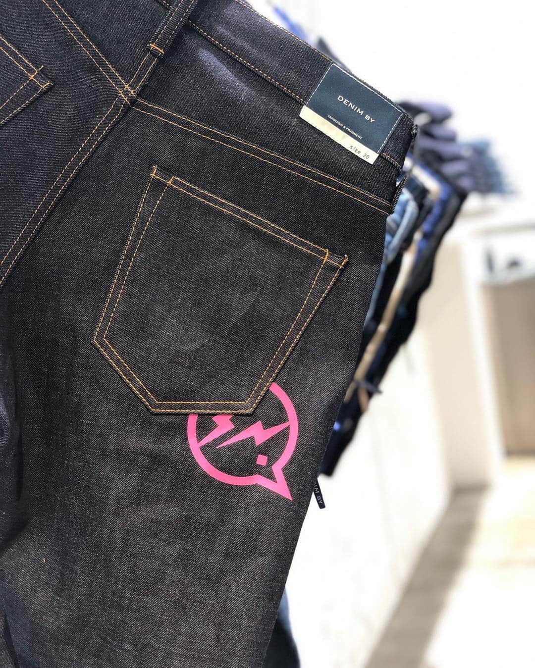 石川涼のインスタグラム：「明日から最終デリバリーです。 お見逃しなく。  Repost from @denimby ”2019S/S COLLECTION”を持ってブランドを終了することが決定した石川涼と藤原ヒロシが手掛けるブランド「DENIM BY VANQUISH & FRAGMENT」  2月と3月に開催されたブランド初のポップアップストアが最後にオープンします。 最後のオープンとなる今回はデニムはもちろん、Tシャツやショーツ、小物など4月27日(土)より発売となる最後のコレクション”2019S/S”のアイテムを発売。 ㅤㅤㅤㅤㅤㅤㅤㅤㅤㅤㅤㅤㅤ ＜販売詳細＞ ■POP UP STORE 販売日：2019年4月27日(土)～2019年5月6日(月・祝) 営業時間：11:00～18:00 場所：東京都渋谷区神宮前4丁目28番14号 シャンゼリゼ原宿 1F ㅤㅤㅤㅤㅤㅤㅤㅤㅤㅤㅤㅤㅤ ※POP UP STORでは弊社発行のポイントをご利用頂けません。 また、ご購入分に関しましてもポイント付与対象外となりますので、ご了承くださいますようお願い致します。 ㅤㅤㅤㅤㅤㅤㅤㅤㅤㅤㅤㅤㅤ ■オンラインストア 販売日：2019年4月27日(土) https://ceno.jp/DENIMBY ㅤㅤㅤㅤㅤㅤㅤㅤㅤㅤㅤㅤㅤ ※直営店舗での発売予定は未定となります。 ——————————————— #denimbyvanquishandfragment#denimby#vanquish #fragment#fragmentdesign」