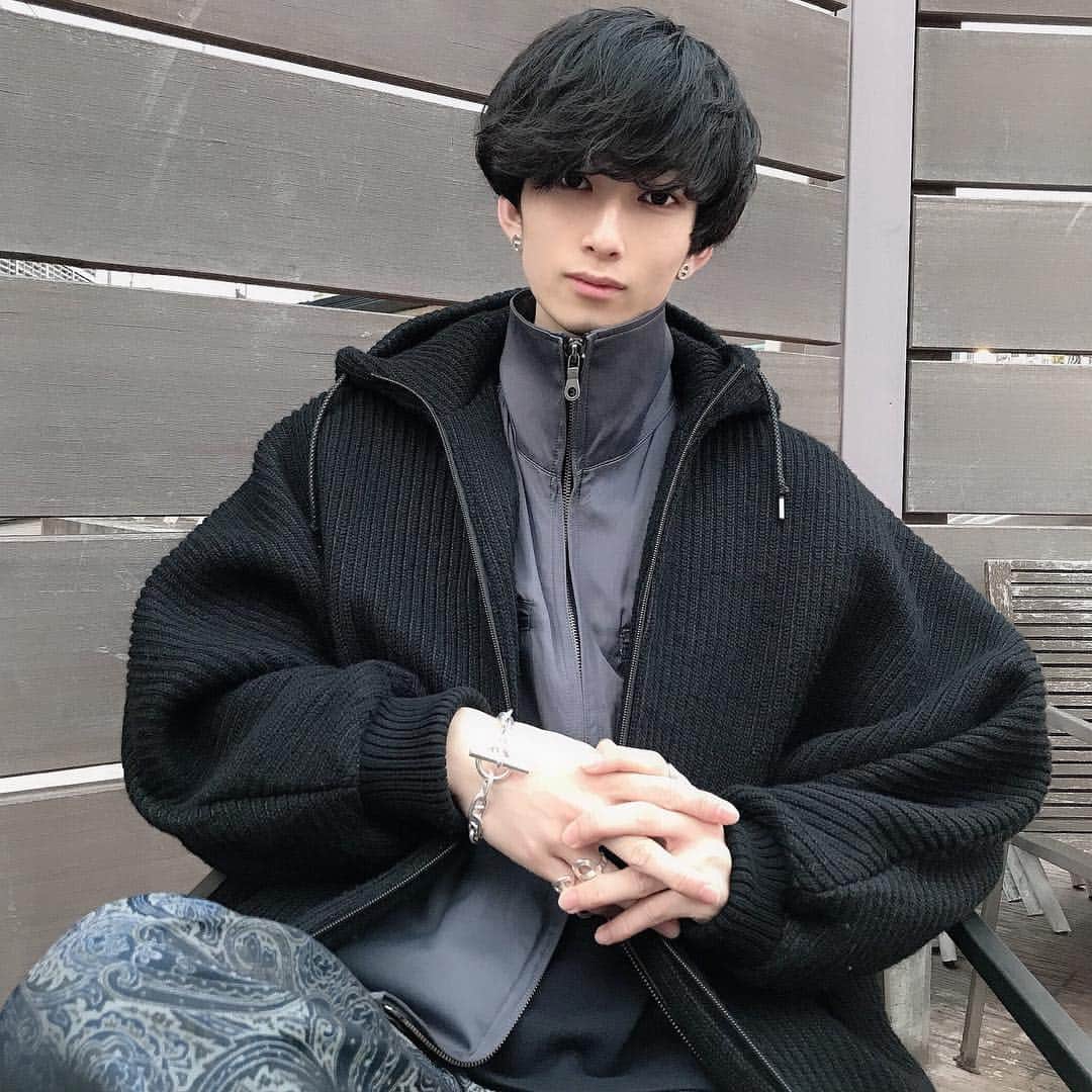 みっきーのインスタグラム：「﻿ このくらいの髪の長さ、 パーマが﻿一番似合うのかな😴﻿ わかんね、誰か教えて🙏﻿ ﻿ ﻿ #milok﻿ #supernova﻿ #needles﻿ #hermes﻿ #他撮り #黒髪﻿ #黒髪パーマ﻿ #パーマ﻿ #パーマヘア﻿ #久々明るくしたいな﻿ #すぐ飽きるけど笑」
