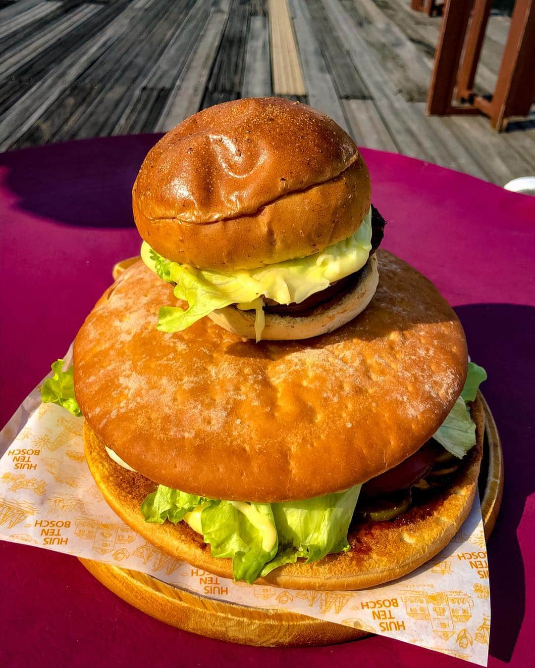 近藤あやさんのインスタグラム写真 - (近藤あやInstagram)「とんでもないバーガーきた🍔😈 たまらねえ！！🧡🧡🧡🧡 . #ハウステンボス #裏メニュー ❤️❤️❤️❤️❤️ #なんこぶんなのよ 😍 #🍔🍔🍔🍔 #ベーシックメニューと違うパンらしい #ベーシックメニューと違う肉らしい #特大のこっちのが美味しかった #きとキュン #長崎 #佐世保 #佐世保バーガー #放送は5/1」4月26日 21時06分 - doraemontoaya