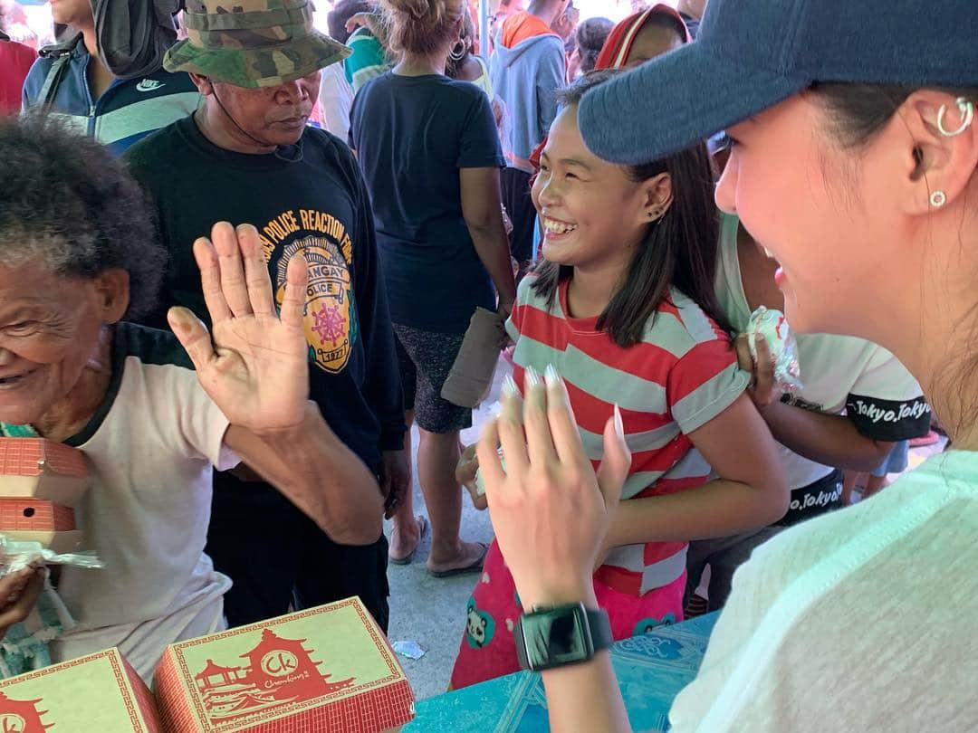 Kim Chiuさんのインスタグラム写真 - (Kim ChiuInstagram)「would not want to celebrate my day than this!!!❤️ those precious smiles.... priceless❤️ salamat sa tulong nyo. sa lahat po ng bumili ng mga clothes ko sa world trade last december and sa carousel eto na po yun maraming salamat po sa tulong nyo and ofcourse to @chowkingph family! maraming salamat for the 1 thousand #chaofan and #siopao sobrang malaking bagay po itong binigay nyo! mabuhay po kayong lahat and may God bless you all more!!!❤️❤️❤️ #forevergrateful #foreverthankful salamat po papa God sa biyayang binigay nyo sa amin🙏🏻」4月26日 12時09分 - chinitaprincess