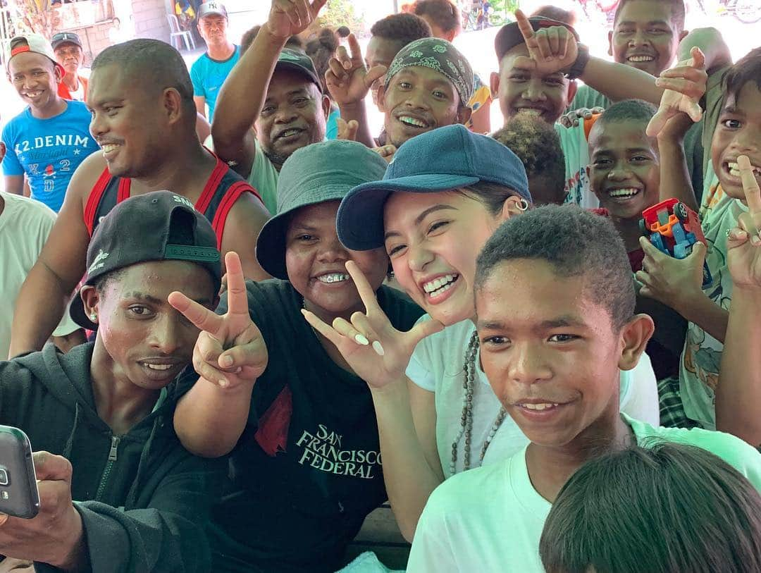 Kim Chiuさんのインスタグラム写真 - (Kim ChiuInstagram)「would not want to celebrate my day than this!!!❤️ those precious smiles.... priceless❤️ salamat sa tulong nyo. sa lahat po ng bumili ng mga clothes ko sa world trade last december and sa carousel eto na po yun maraming salamat po sa tulong nyo and ofcourse to @chowkingph family! maraming salamat for the 1 thousand #chaofan and #siopao sobrang malaking bagay po itong binigay nyo! mabuhay po kayong lahat and may God bless you all more!!!❤️❤️❤️ #forevergrateful #foreverthankful salamat po papa God sa biyayang binigay nyo sa amin🙏🏻」4月26日 12時09分 - chinitaprincess